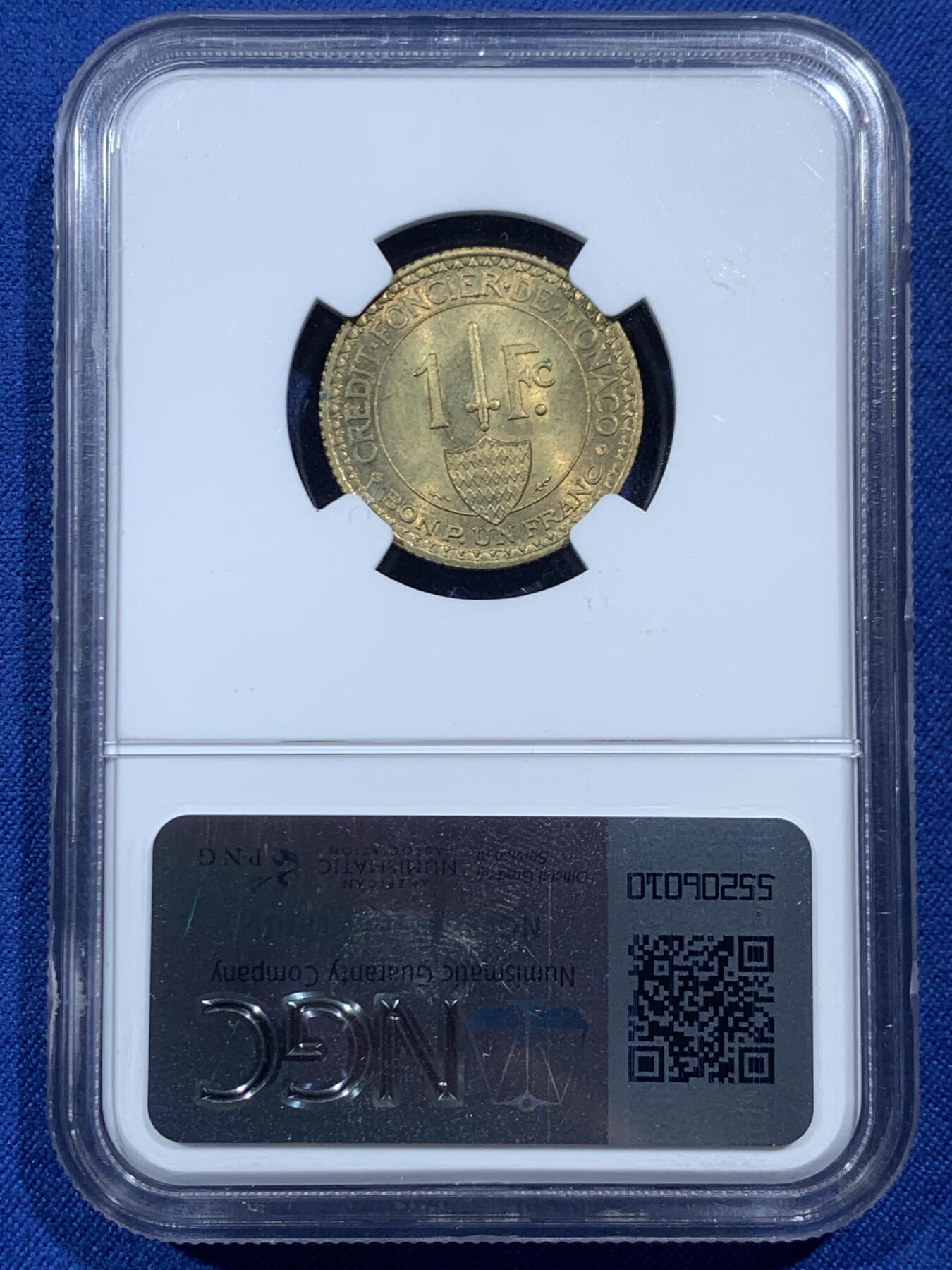 《竞宝斋》第454场 周日，周一 2场连拍 （全场包邮，欢迎送拍） NGC MS64 摩纳哥 1926年 1法郎 大力神射手 黄铜币 丝滑转光 少见品种 设计很好看 正面赫拉克勒斯拉弓 背面摩纳哥盾徽上一把宝剑！