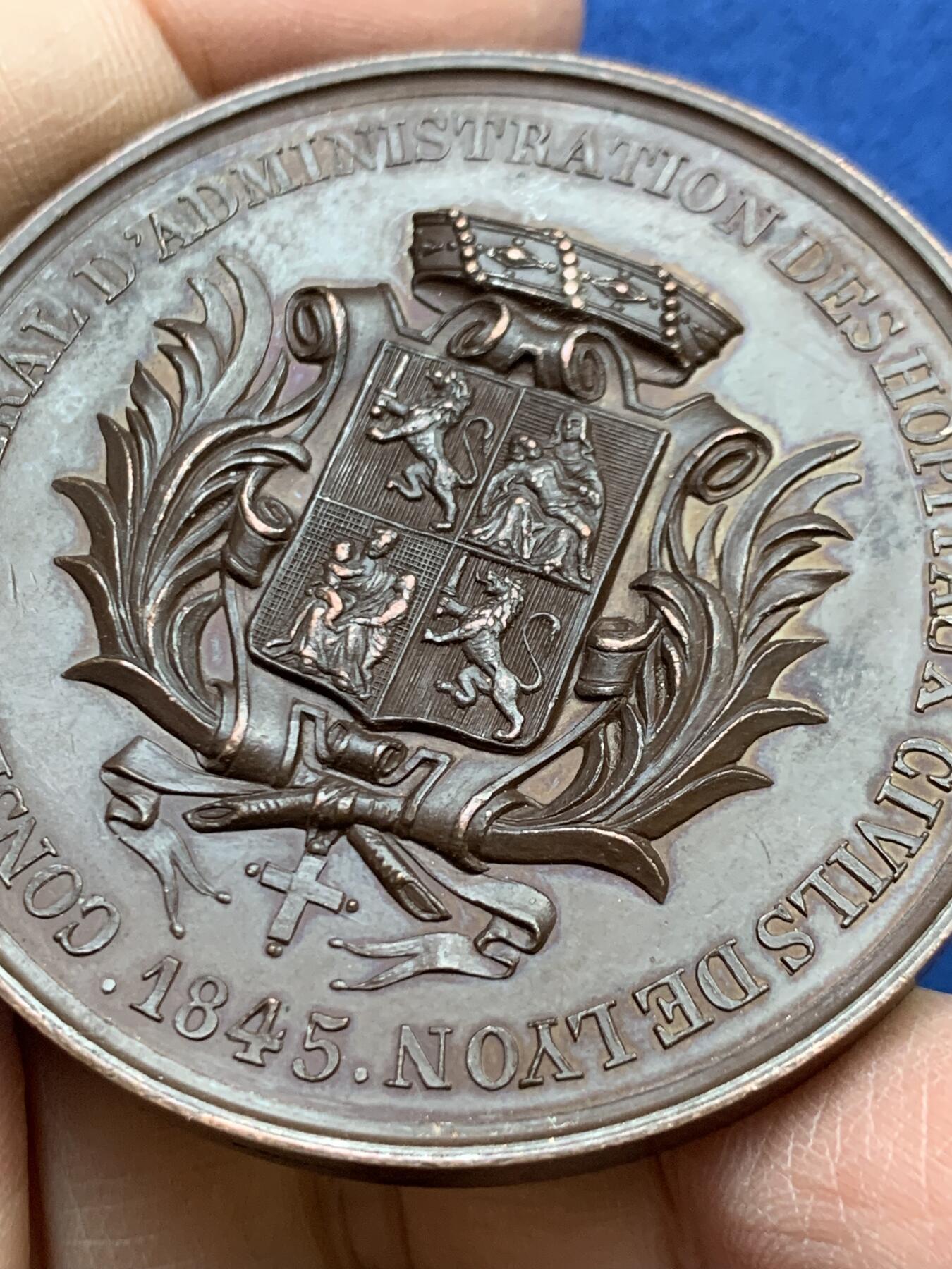 《竞宝斋》第454场 周日，周一 2场连拍 （全场包邮，欢迎送拍） 法国1845年里昂医院总理事会大铜章 94.9克 55.8mm 原铸 手指铜标 高浮雕