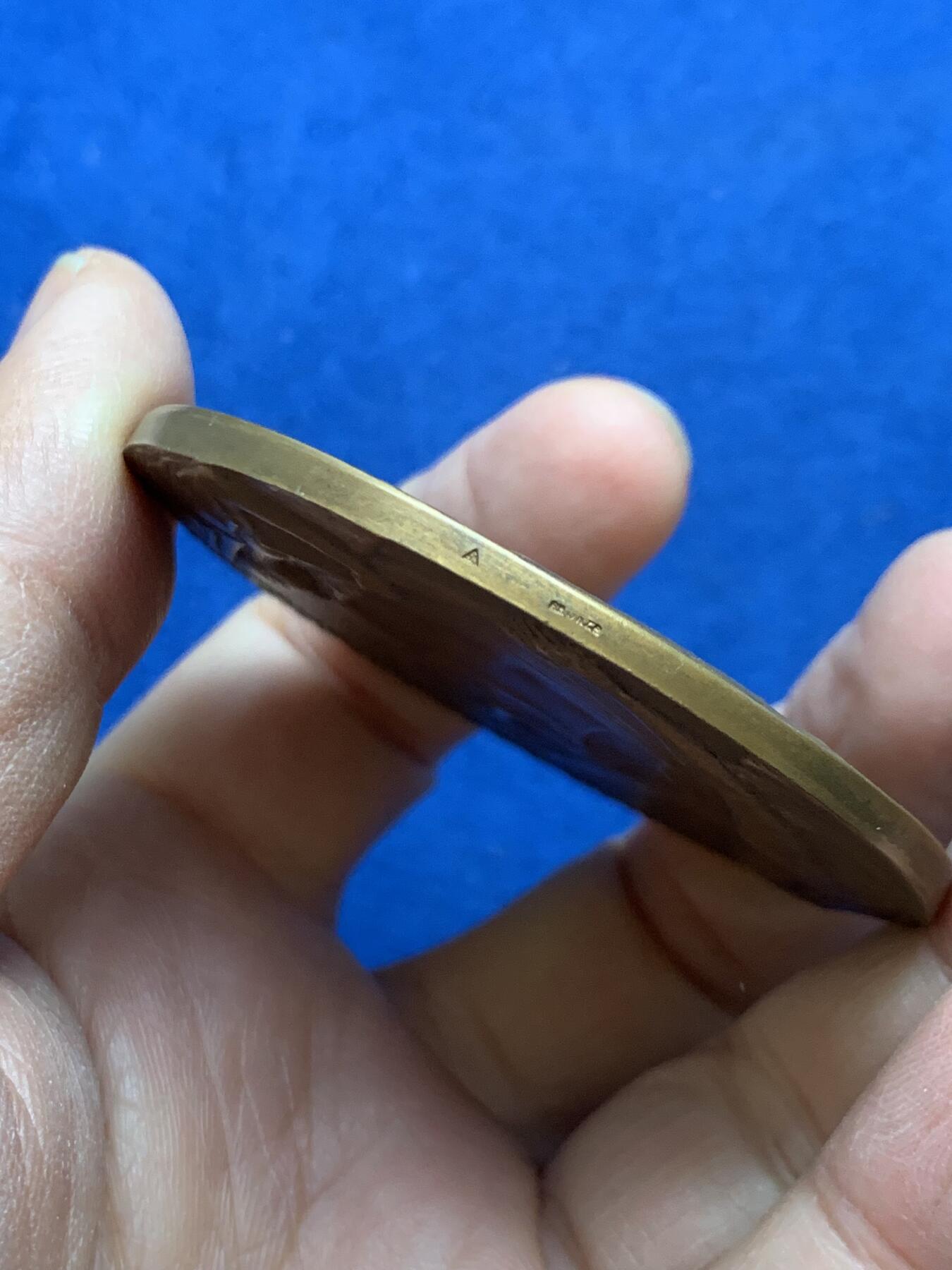 《竞宝斋》第454场 周日，周一 2场连拍 （全场包邮，欢迎送拍） 里昂牙科医院科学与艺术纪念铜章 93.85克 60.2mm 三角边铭