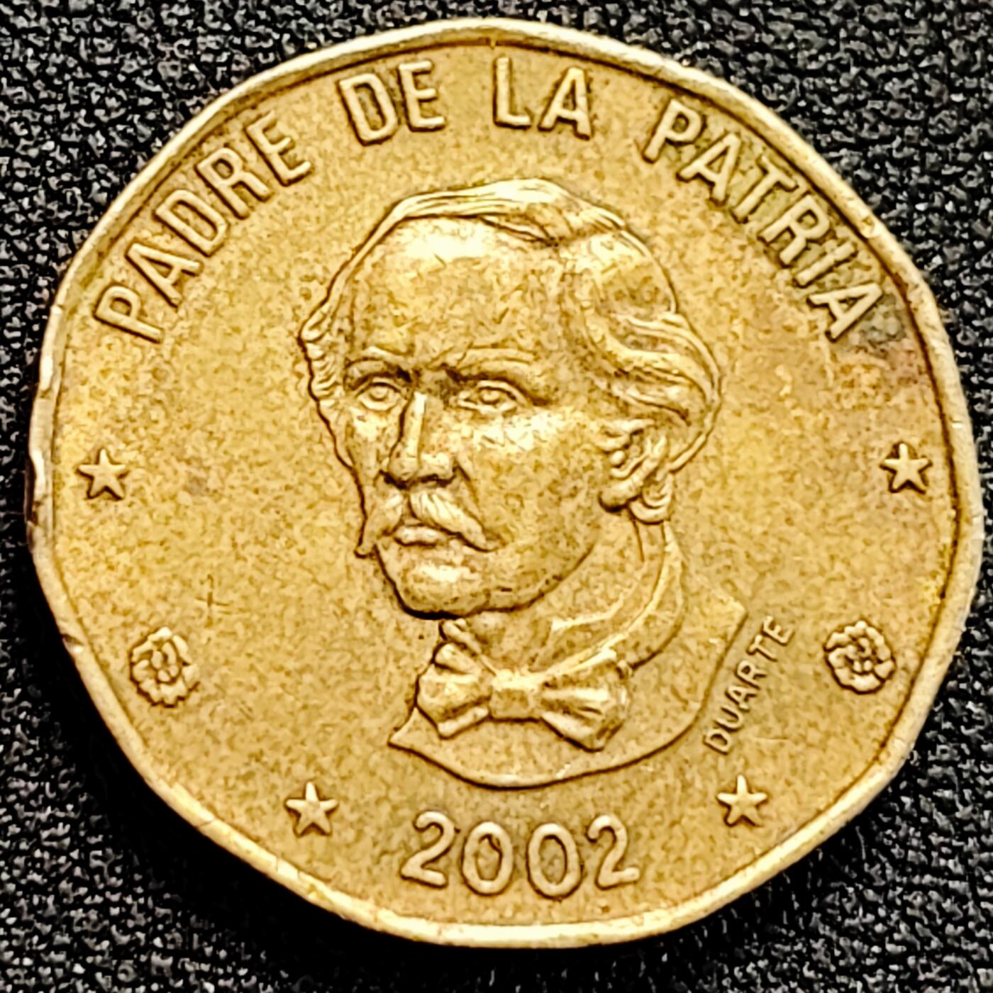 泉币菌-第162场- 新年第五场 精品福利场 国父胡安杜阿尔特 多米尼加 2002年1比索黄铜硬币 25毫米6.5g