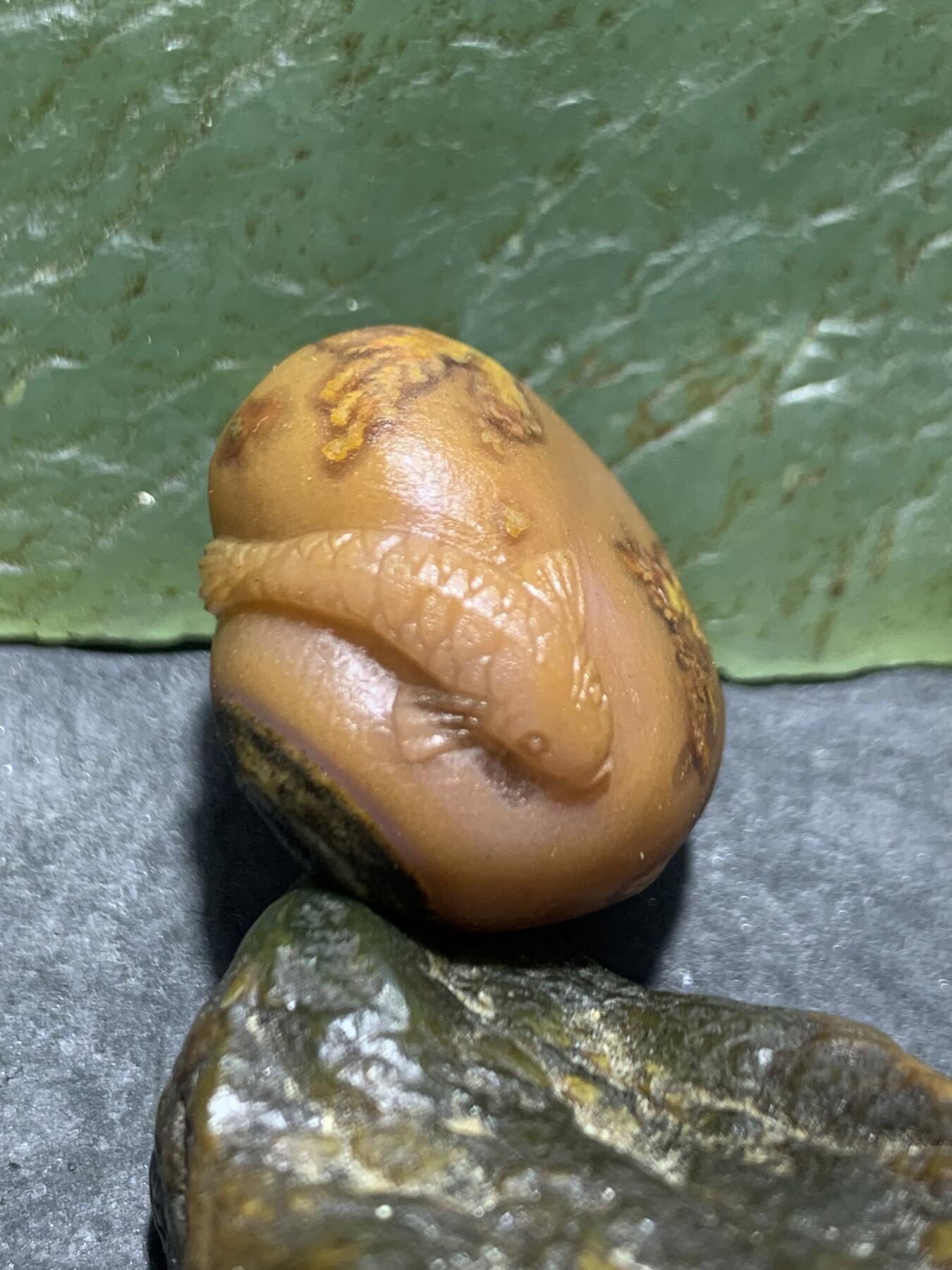 精美亚光原皮8字天眼纹战国红玛瑙手工俏色巧雕富贵有鱼吊坠一个