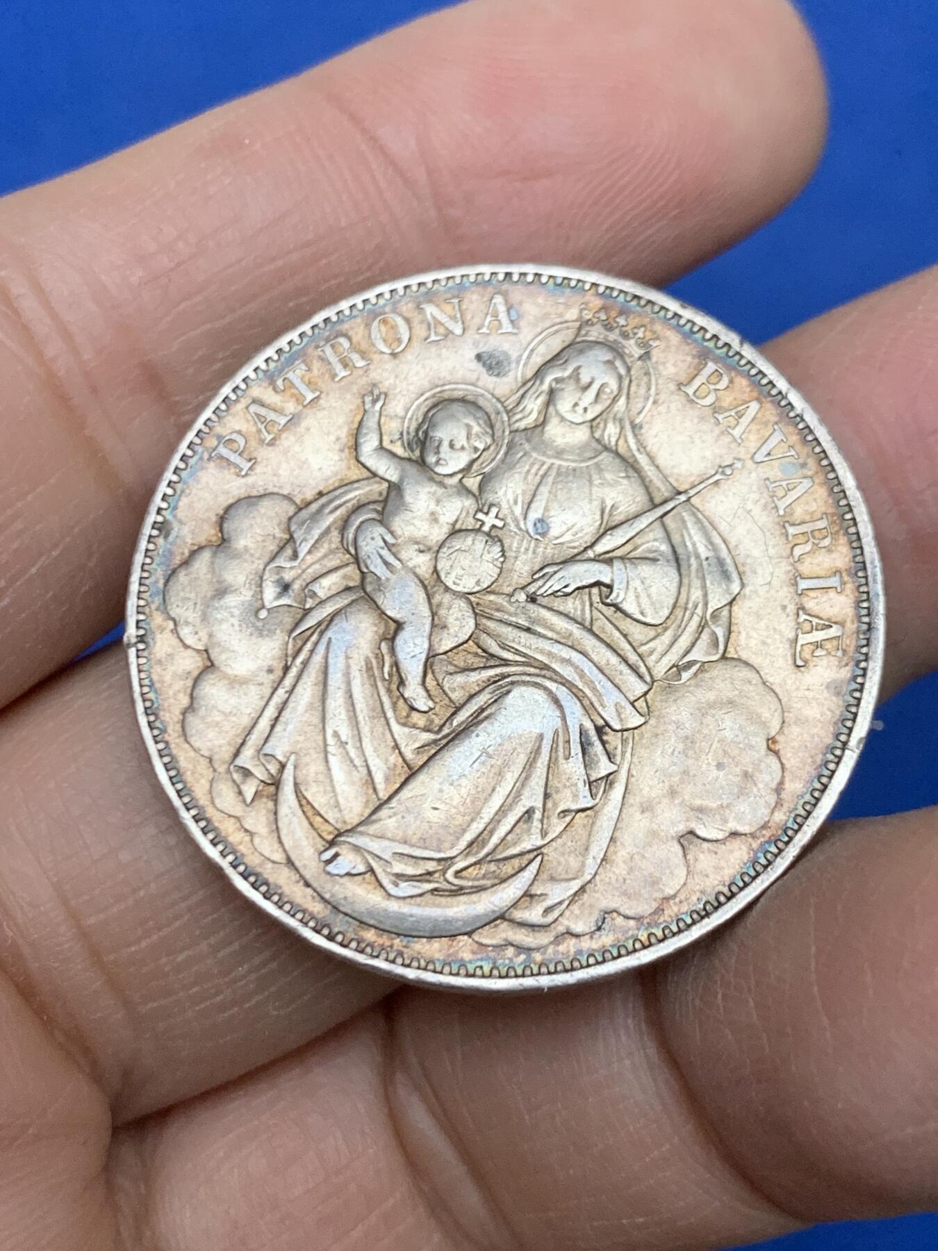 《竞宝斋》第454场 周日，周一 2场连拍 （全场包邮，欢迎送拍） 德国 1865年 巴伐利亚 路德维西二世 圣母抱婴1泰勒银币 18.45克，900银