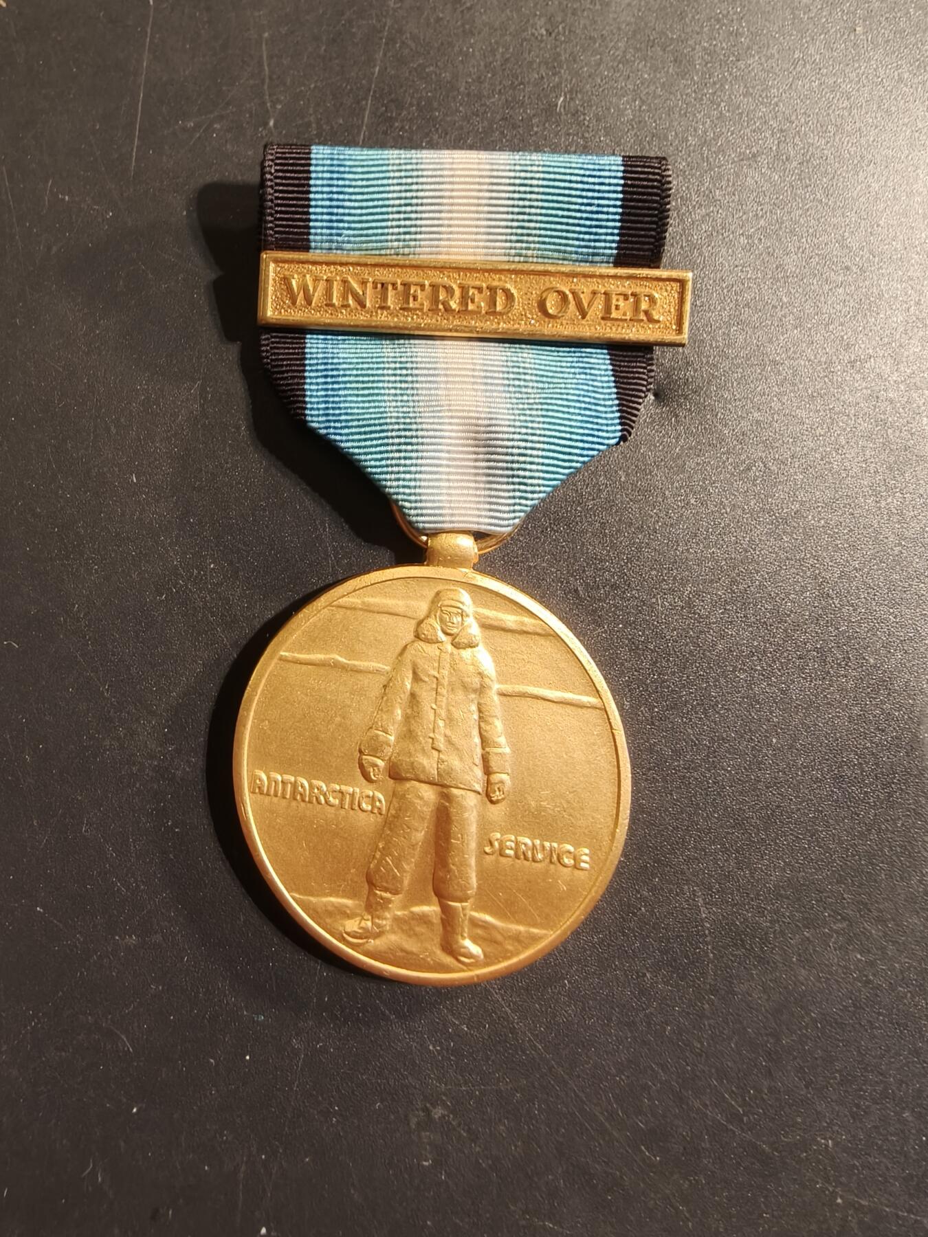 老王徽章第174期 美国南极洲服役奖章    少见过冬勋条