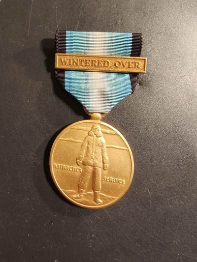 老王徽章第174期 - 美国南极洲服役奖章    少见过冬勋条