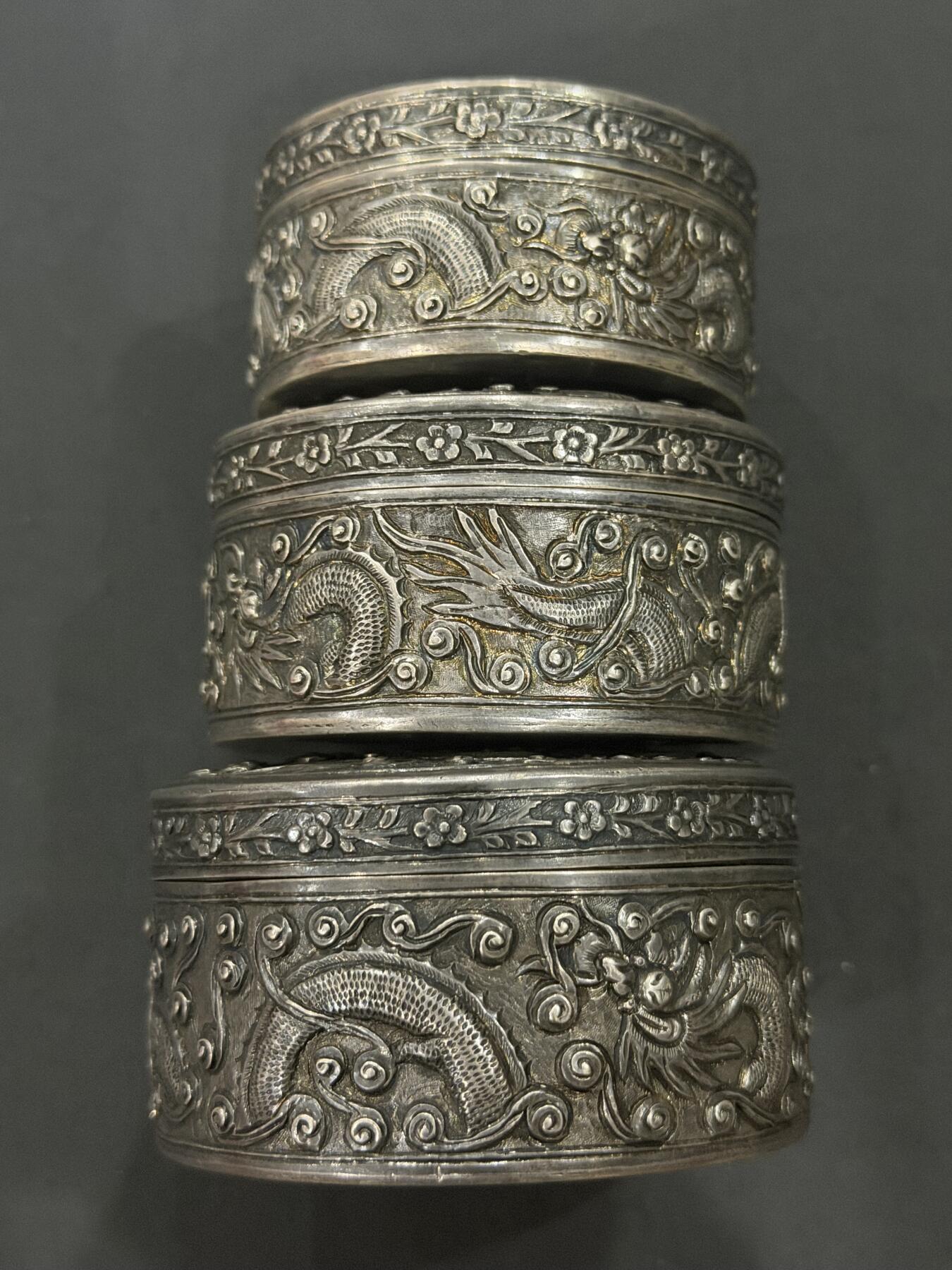 海外回流精品（欧美专场） 法国回流清代纯银套盒，双龙戏珠题材，工艺精美，有款，232.8克。