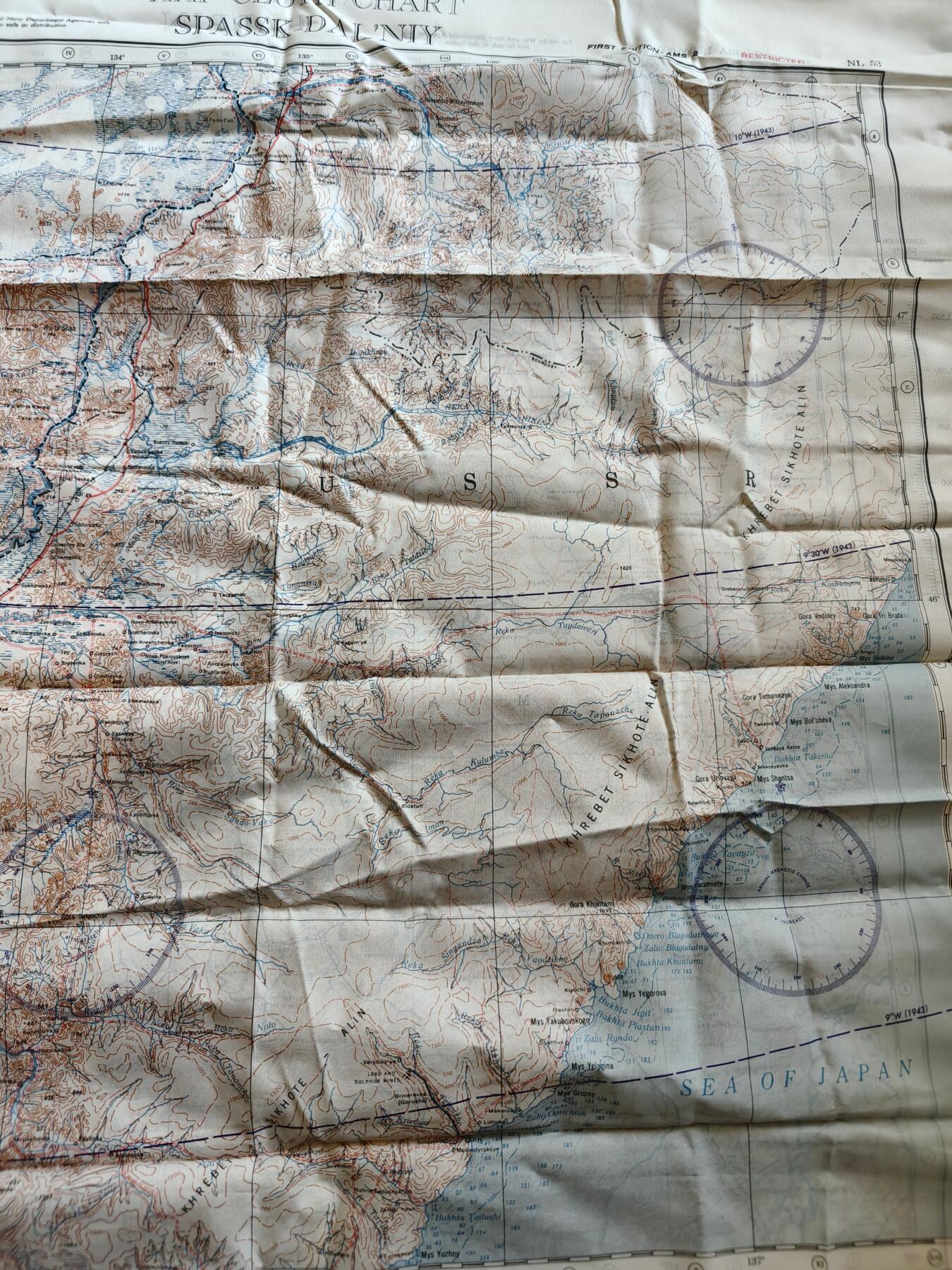 老王徽章第174期 美国二战陆军航空兵逃生图    丝质    正面为哈尔滨地区    背面为俄罗斯滨海边疆区斯帕斯克-达里尼，与黑龙江省接壤         尺寸约60×60cm