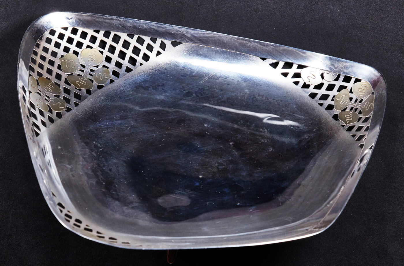 【俄甄集藏】2026年(046)01-07 星期三 晚 19:30 全场包邮 日本现代银质果篮，长：207mm，宽：180mm，高：50mm，重量：226.4克，970银