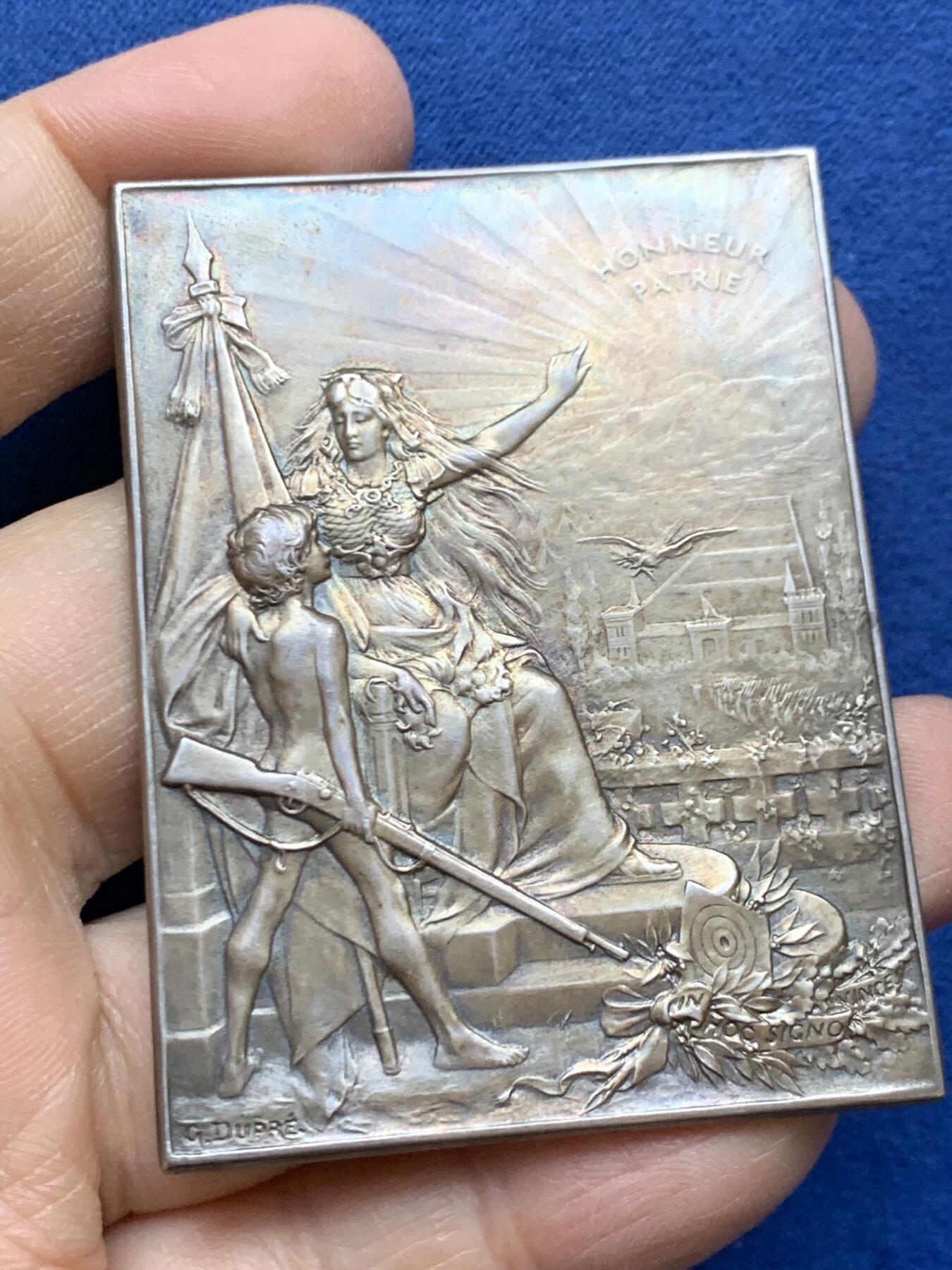 《竞宝斋》第454场 周日，周一 2场连拍 （全场包邮，欢迎送拍） 法国射击协会联合会颁发 1901年射击节大银章 好品 包浆很好 丰饶角银 带原始皮套  大尺寸64*48.2mm 71.4克 丰饶角银标