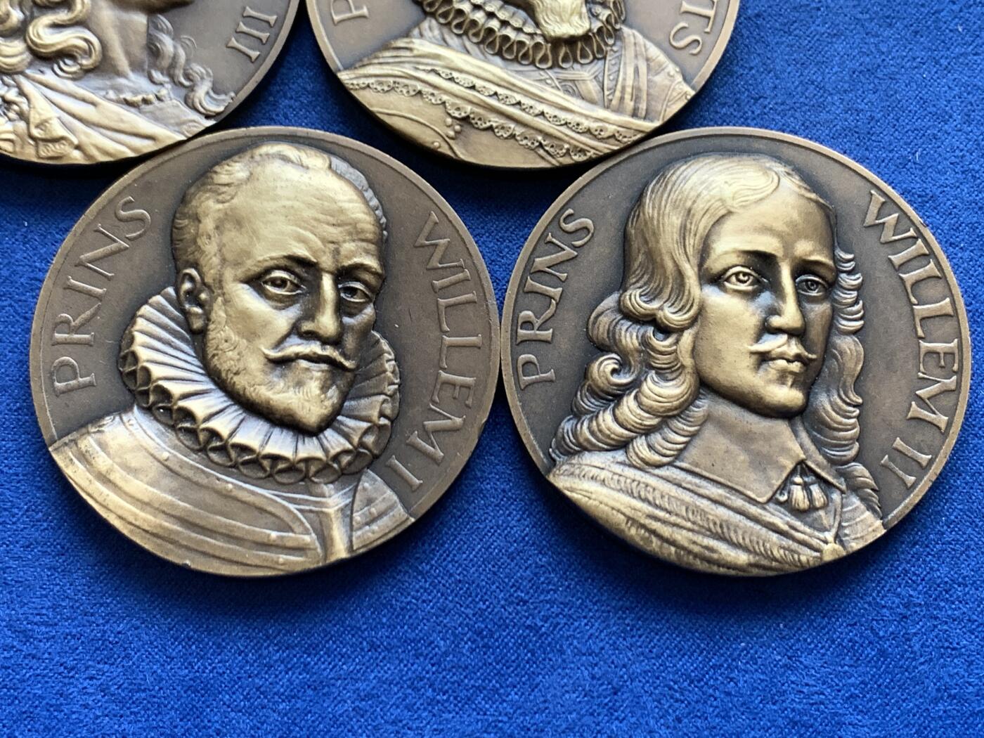《竞宝斋》第454场 周日，周一 2场连拍 （全场包邮，欢迎送拍） 四枚一组 荷兰1938年历代国王系列大铜章 奥伦治亲王威廉一世 直径49.5mm 重量58.9g；；奥伦治亲王威廉二世 直径49.3mm 重量57.75g；奥伦治亲王威廉三世 直径49.7mm 重量56.6g；莫里斯亲王 直径49.3mm 重量57.95g。
