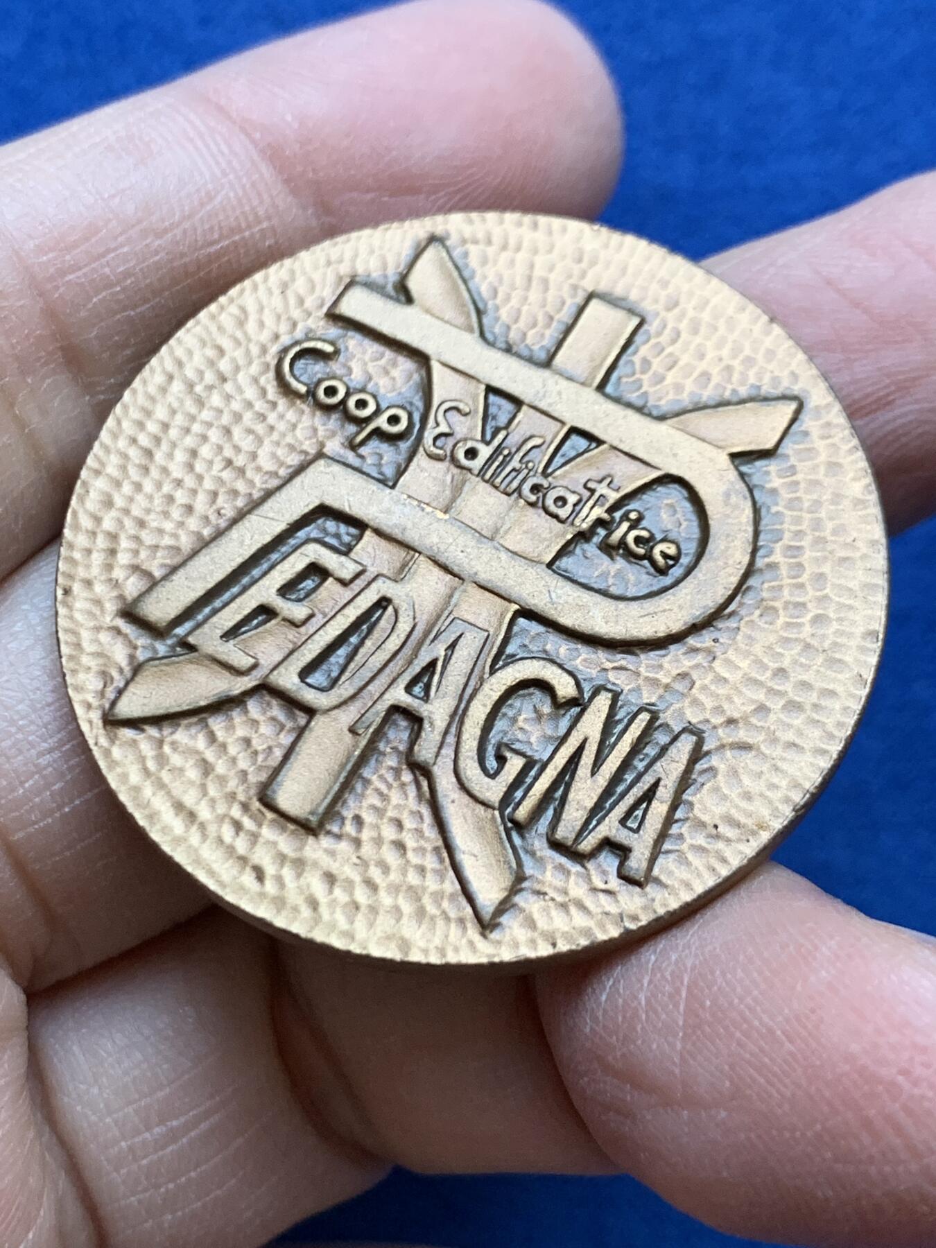 《竞宝斋》第454场 周日，周一 2场连拍 （全场包邮，欢迎送拍） 地球矿工铜章 30.4克 39.6mm