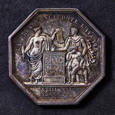 【俄甄集藏】2026年(046)01-07 星期三 晚 19:30 全场包邮 - 法国1830年国家人寿保险公司银质八角代用币章，直径：38mm，重量：19.94克，五彩酱彩老包浆，底板凝霜，MS品相，蜜蜂铭