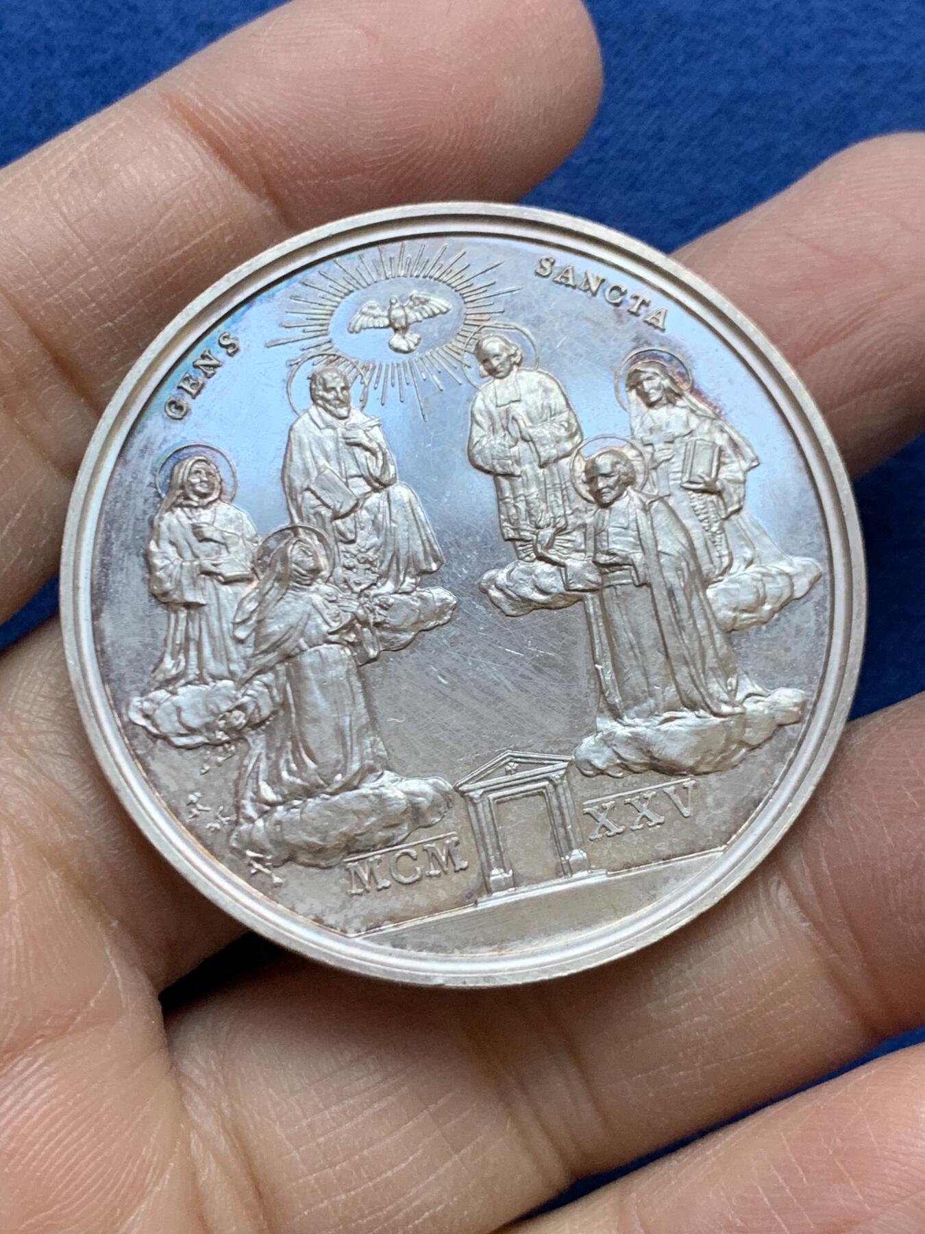 《竞宝斋》第454场 周日，周一 2场连拍 （全场包邮，欢迎送拍） 1925年教皇庇护十一世大银章，背面梵蒂冈理事会议，直径：43.8mm，重：32.25g