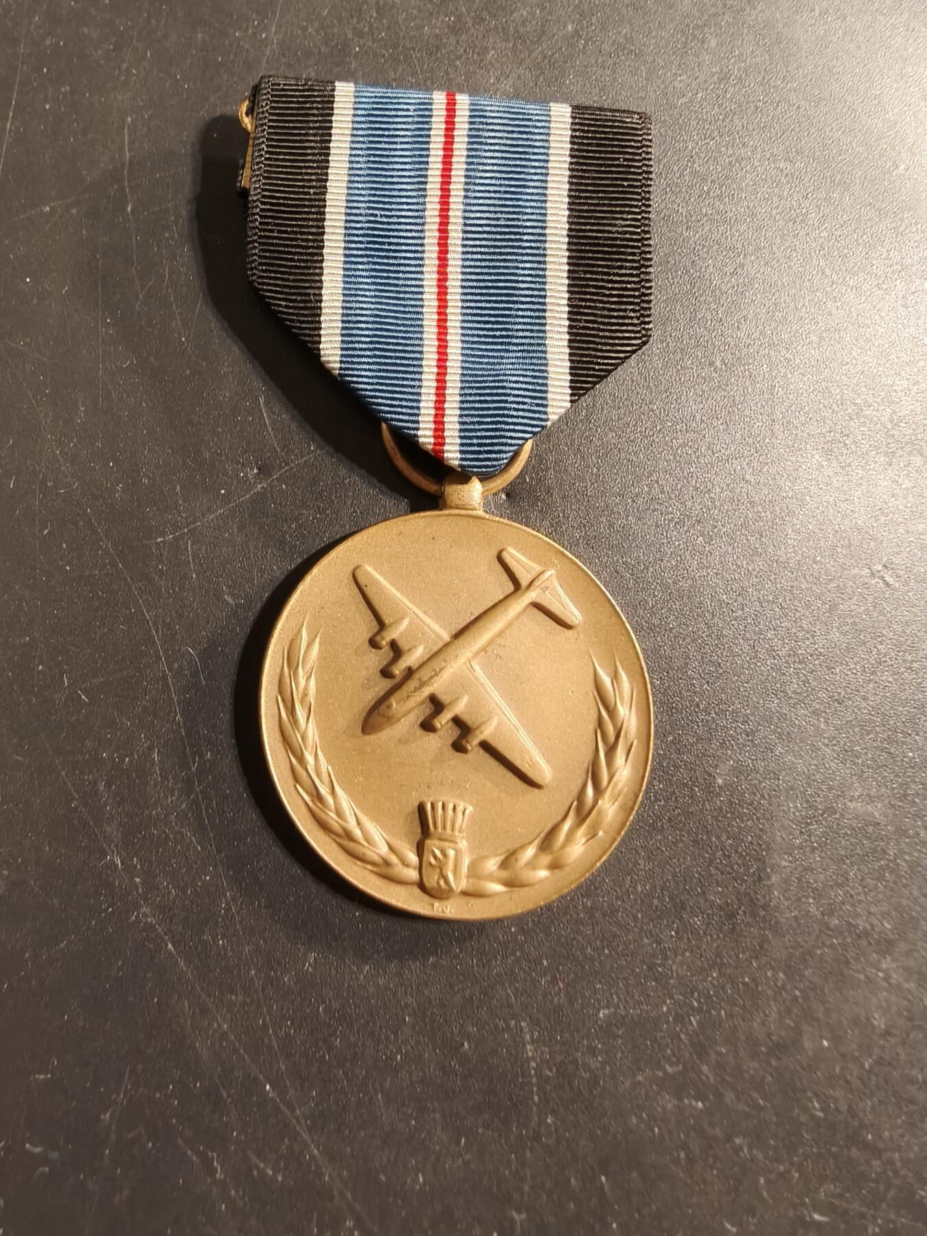 老王徽章第174期 美国空军柏林危机人道主义援助奖章