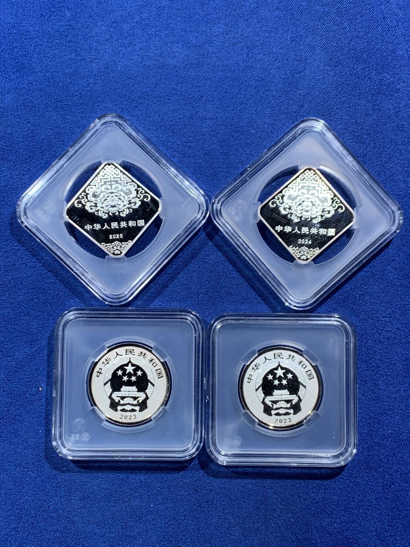 《竞宝斋》第454场 周日，周一 2场连拍 （全场包邮，欢迎送拍） 四枚一组 中国 2023-2025 福字银币，8g，配平凡人小方盒