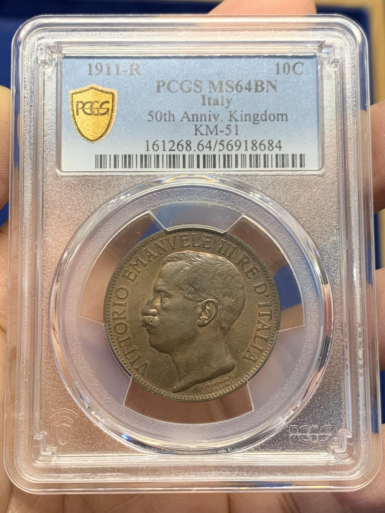 《竞宝斋》第454场 周日，周一 2场连拍 （全场包邮，欢迎送拍） PCGS MS64BN 意大利王国1911年10C铜币，庆祝王国五十周年纪念。正面为国王埃马努埃莱三世，背面为罗马式女神搀扶着此时的意大利女神。原味巧克力包浆，非常漂亮的一枚。