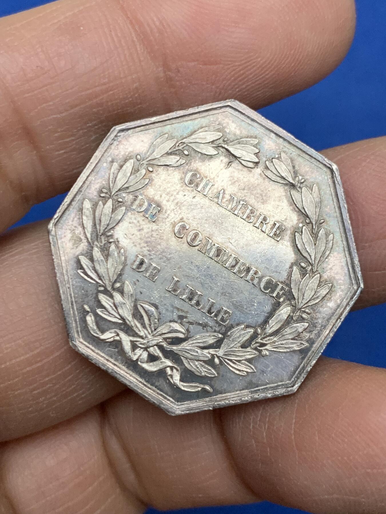 《竞宝斋》第454场 周日，周一 2场连拍 （全场包邮，欢迎送拍） 法国拿破仑三世里尔商会八角银代币，直径30.5mm，重13.48克，蜜蜂边铭