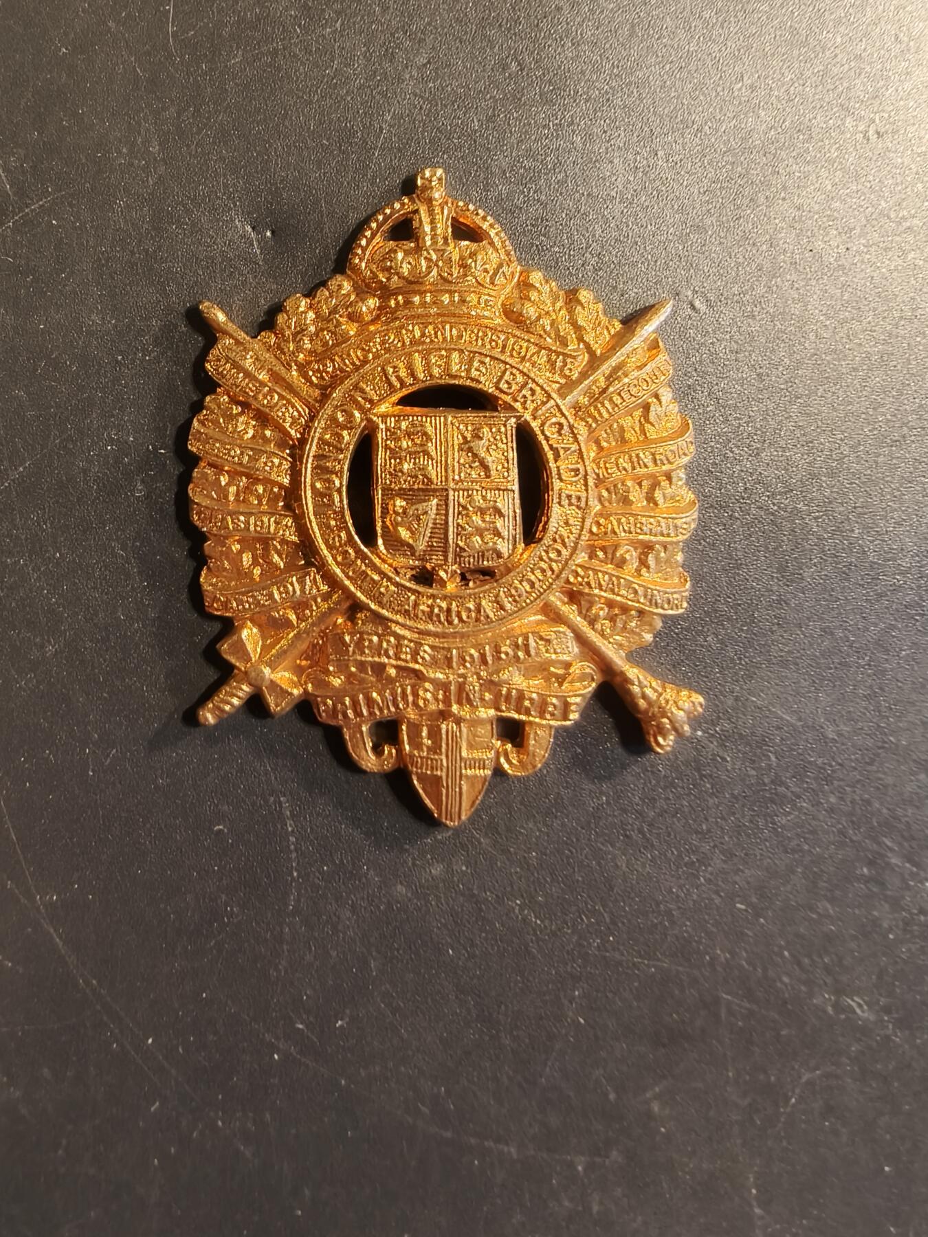 老王徽章第174期 英国伦敦步枪旅帽徽    一战时期    缺背杆