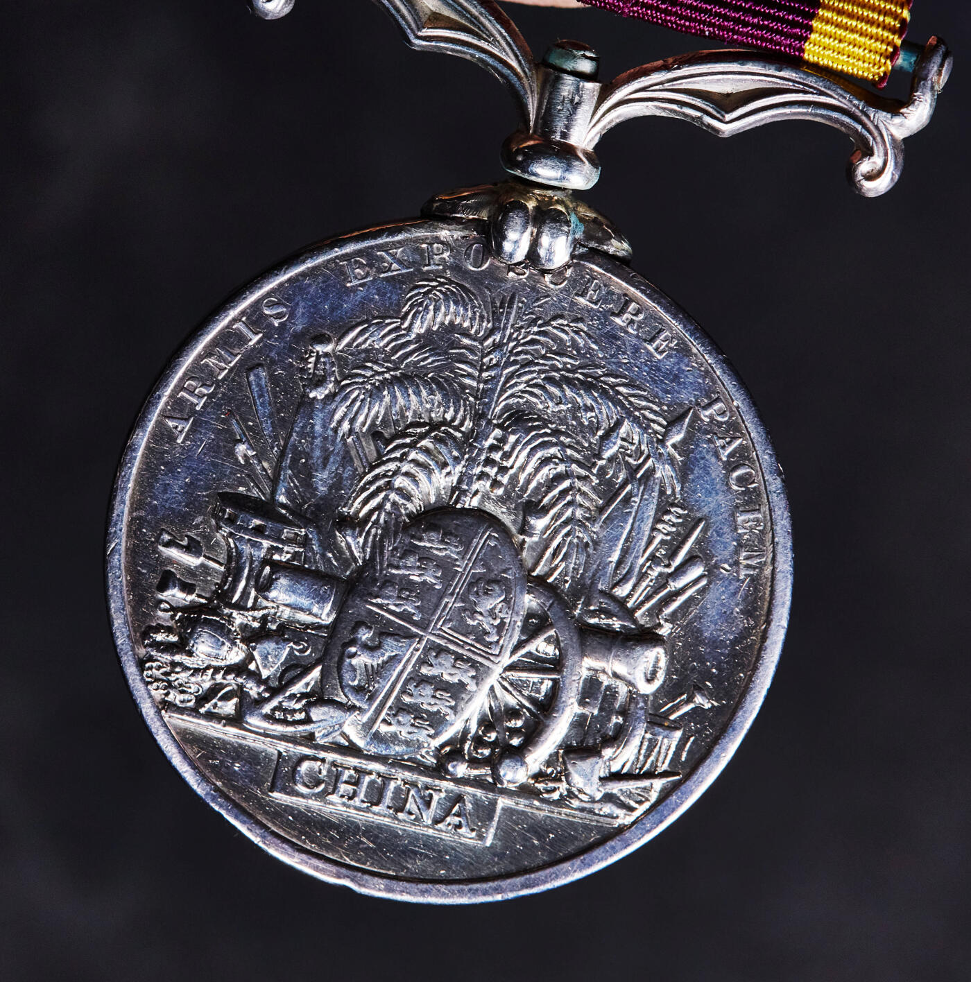 【俄甄集藏】2026年(046)01-07 星期三 晚 19:30 全场包邮 英国1860年侵华第二次鸦片战争勋章，原品难得，银质，直径：36mm，高：50mm，重量：34.3克