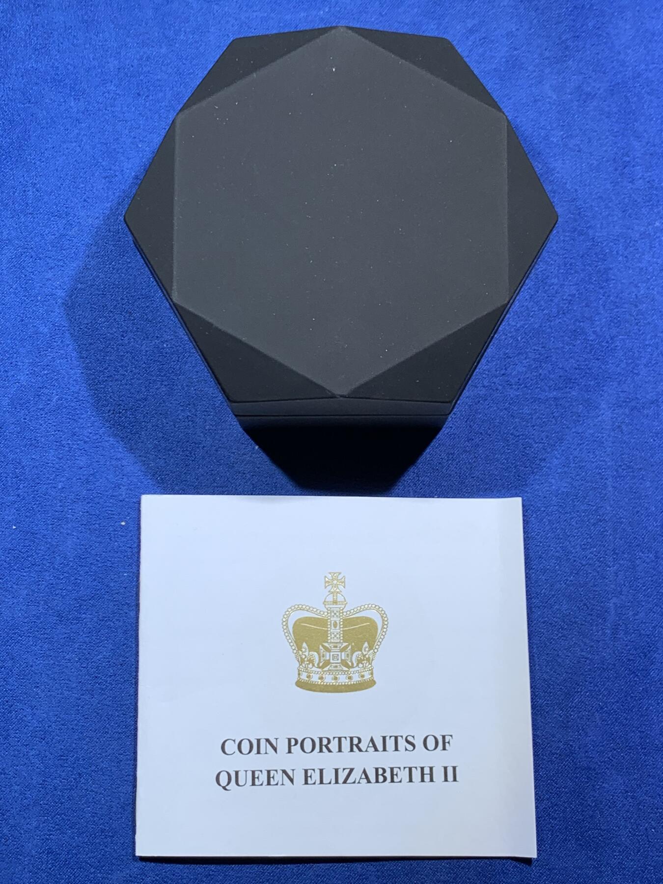 《竞宝斋》第454场 周日，周一 2场连拍 （全场包邮，欢迎送拍） 纽埃2022年伊丽莎白女王2盎司加厚纪念银币，是为缅怀2022年9月逝世的英女王打造，币面铭刻其1952年登基到2022年离世的岁月，融合女王不同人生阶段的经典形象。银币以999纯银铸造，重2盎司，采用加厚高浮雕与曲面精铸工艺，直径40mm，法定面值5新西兰元，全球仅限量发行700枚，该枚编号340，带原盒，证书，是兼具纪念意义与稀缺性的贵金属藏品。