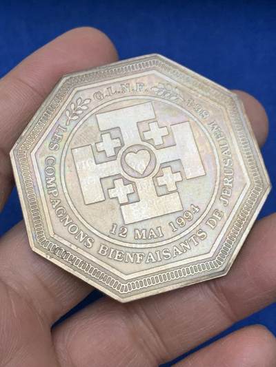 《竞宝斋》第454场 周日，周一 2场连拍 （全场包邮，欢迎送拍） - 共济会 耶路撒冷 1994年慈善八角镀银纪念章，带原装说明书。直径：52mm，重：35.78g