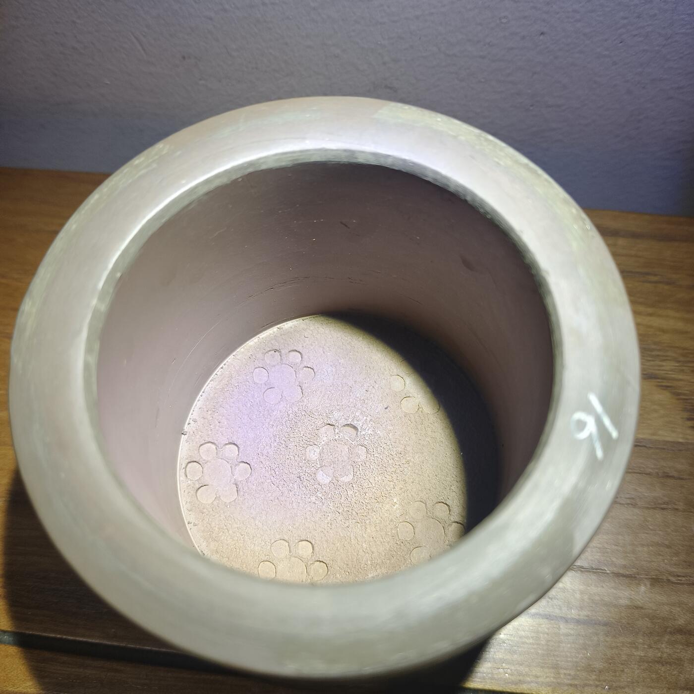 杂项专场 精工紫砂虫罐 高度7.8厘米，口沿宽8厘米，底部宽8.4厘米。 包浆自然 形体完整 内部无使用痕迹。