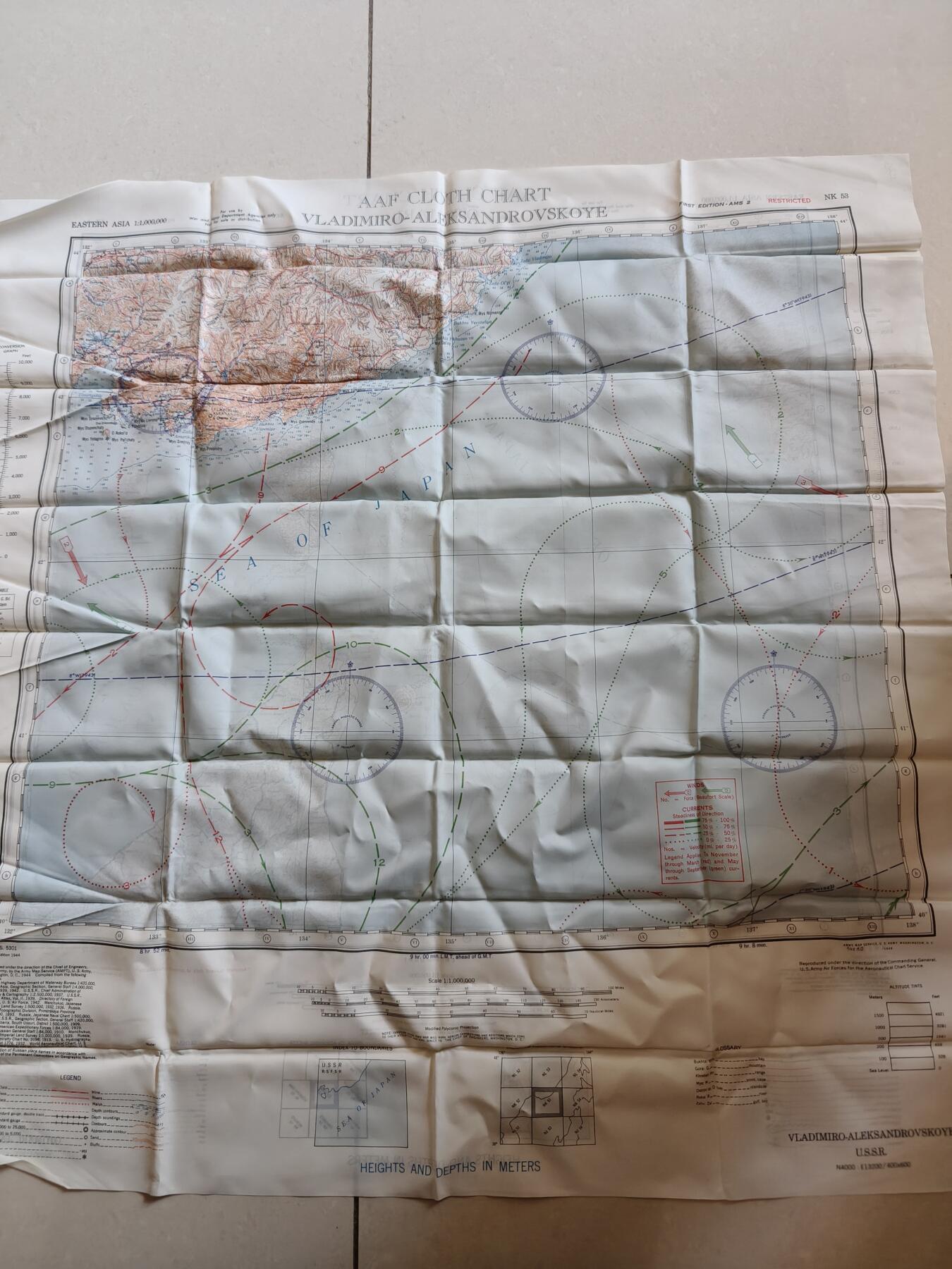 老王徽章第174期 美国二战陆军航空兵逃生图 丝质   一面是日本海沿岸的弗拉基米罗-亚历山德罗夫斯科耶（位于今俄罗斯滨海边疆区），另一面是大泊（位于今日本北海道）   尺寸约60×60cm