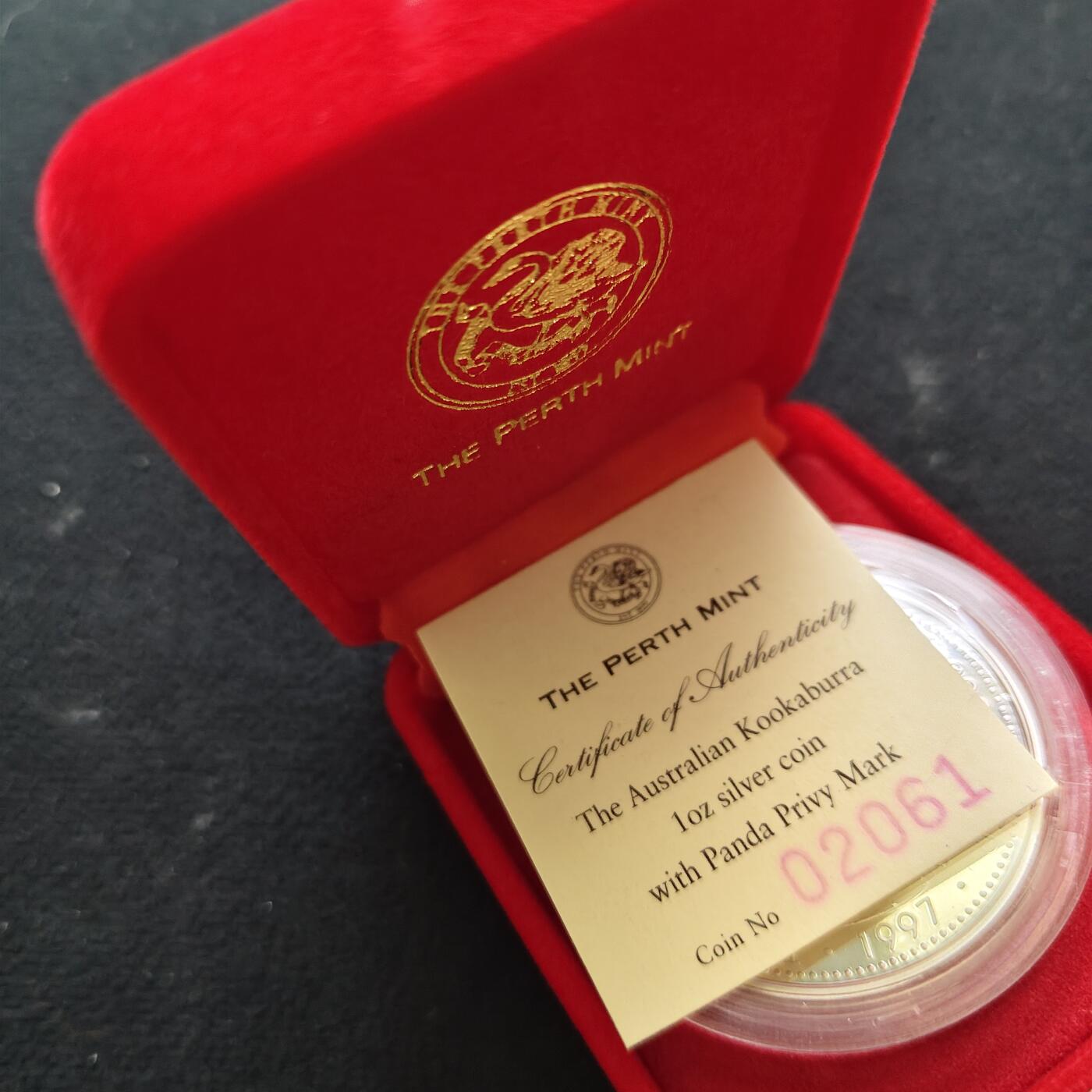 【全场包邮】纯粹捡漏拍493场 【镶嵌金】澳大利亚1997年1元翠鸟1盎司999纯银镶嵌纯金熊猫克朗型纪念银币-盒证全-2【纯银31.1克纯银价约560元（按18元银价折算）+纯金0.5克纯金价约500元（按1000元金价折算）】