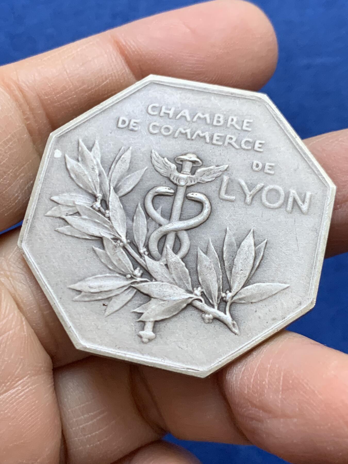 《竞宝斋》第454场 周日，周一 2场连拍 （全场包邮，欢迎送拍） 名家奥斯卡罗蒂作 法国里昂商会八角银代币 丰饶角1银标 38.8克 41.6mm