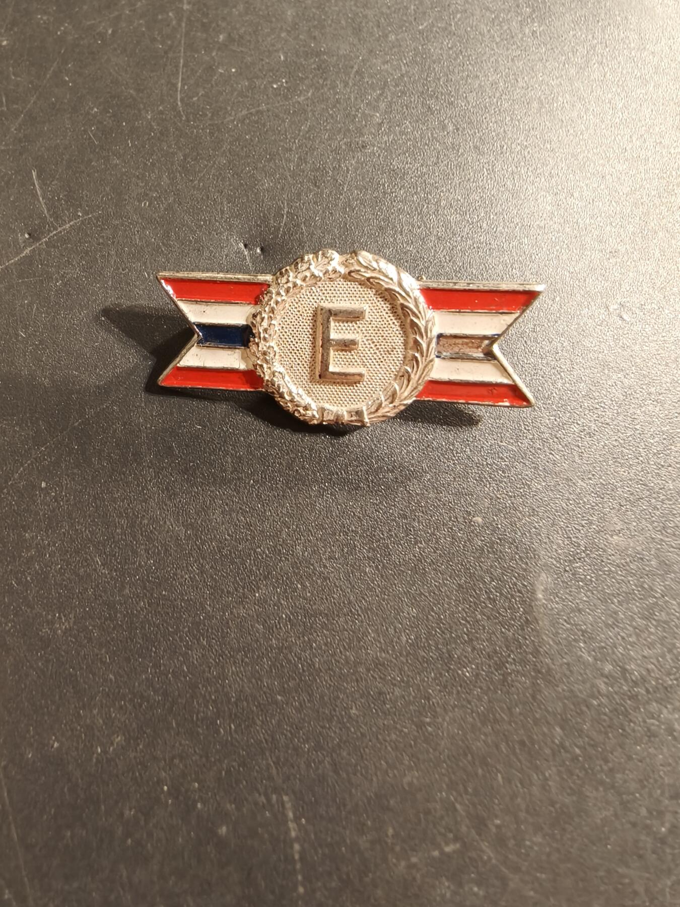 老王徽章第174期 美国二战优秀军事生产企业证章    925银镀金珐琅    4.6g