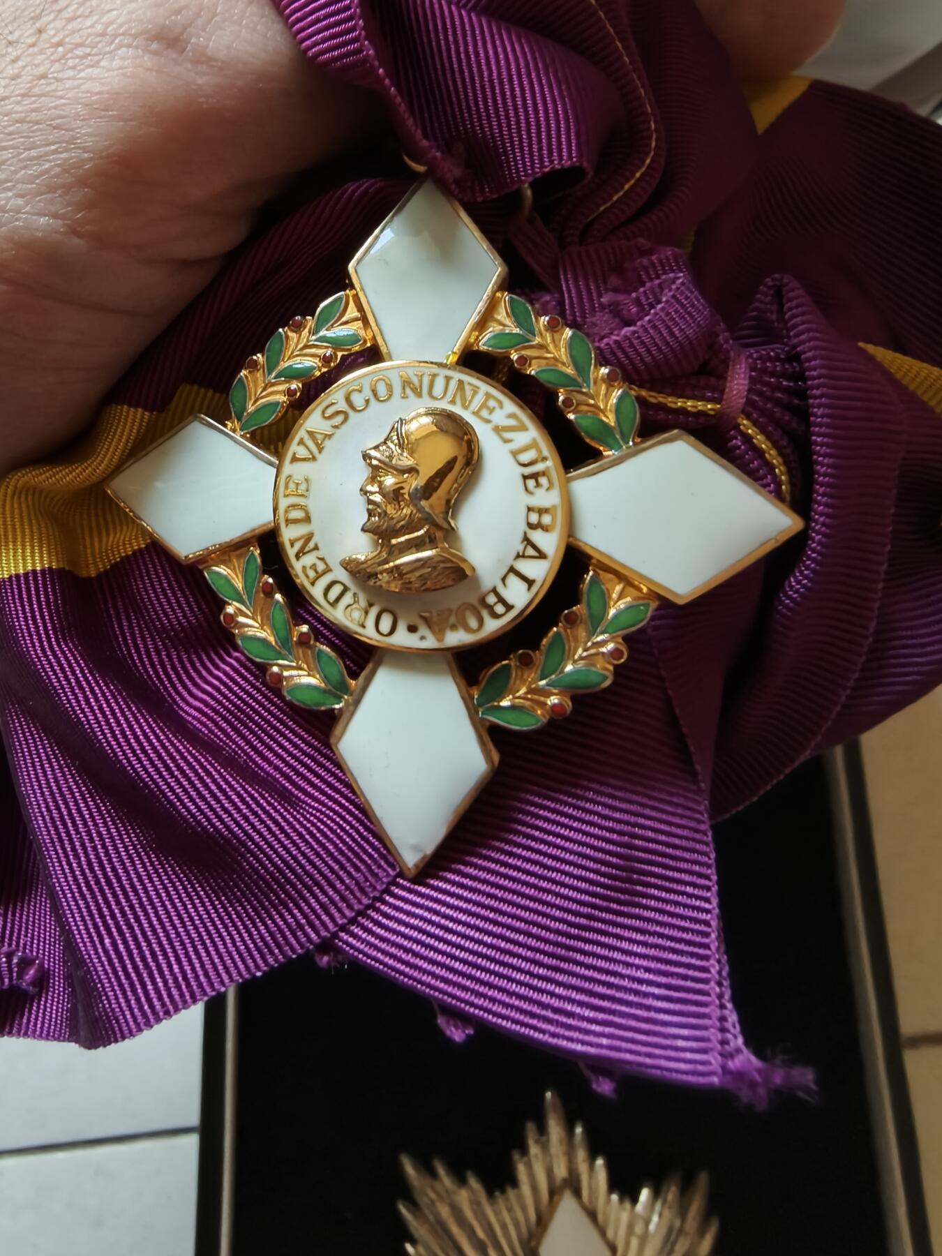 老王徽章第174期 巴拿马大十字级瓦斯科·努涅兹·德·巴尔博亚勋章     少见哥伦比亚珠宝商代工版本    原盒     银质镀金珐琅