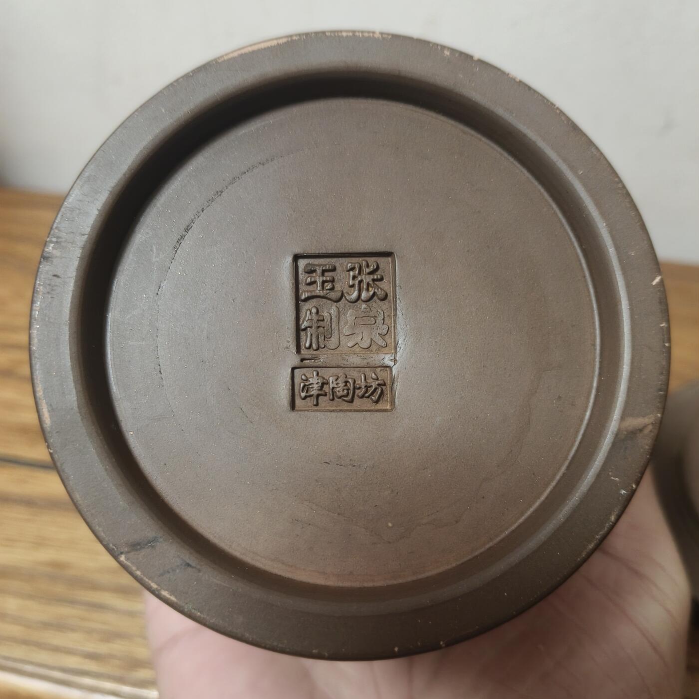 杂项专场 精工紫砂虫罐 高度7.8厘米，口沿宽8厘米，底部宽8.4厘米。 包浆自然 形体完整 内部无使用痕迹。