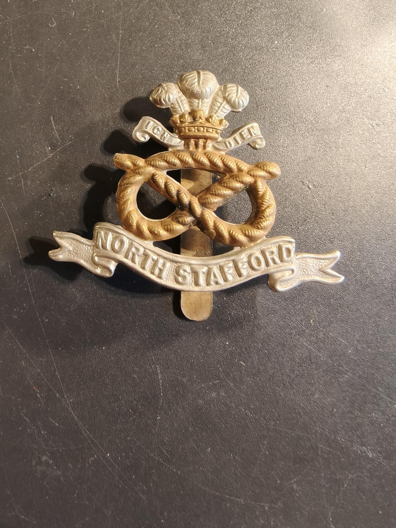 老王徽章第174期 英国北斯塔福德步兵团帽徽     一战时期