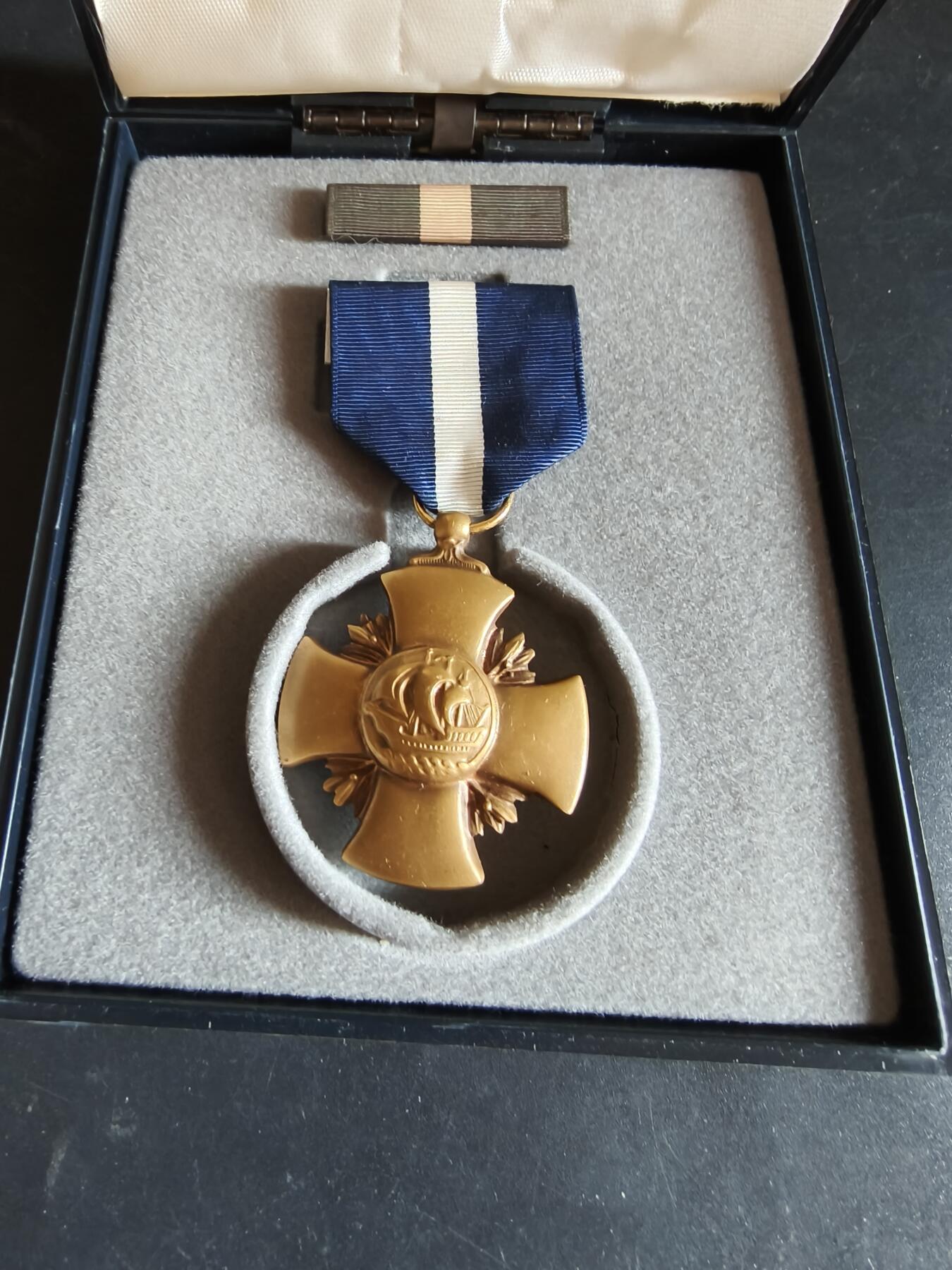 老王徽章第174期 美国海军杰出服役十字勋章      原盒带略