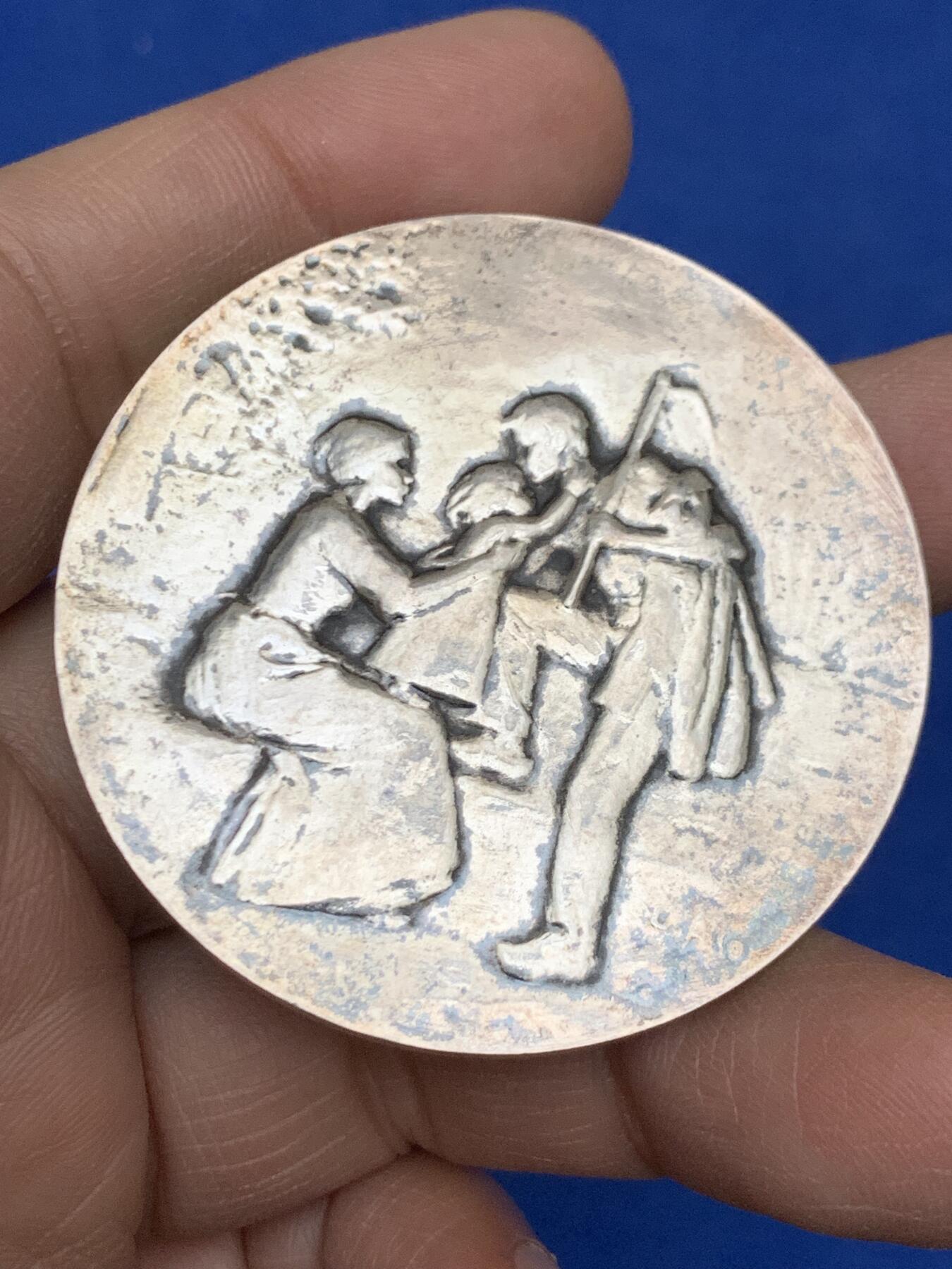 《竞宝斋》第454场 周日，周一 2场连拍 （全场包邮，欢迎送拍） 法国农业部银章，朦胧刀风格，正面是温馨美满的一家三口，62.75克，49.8MM，丰饶角1银标，950银。