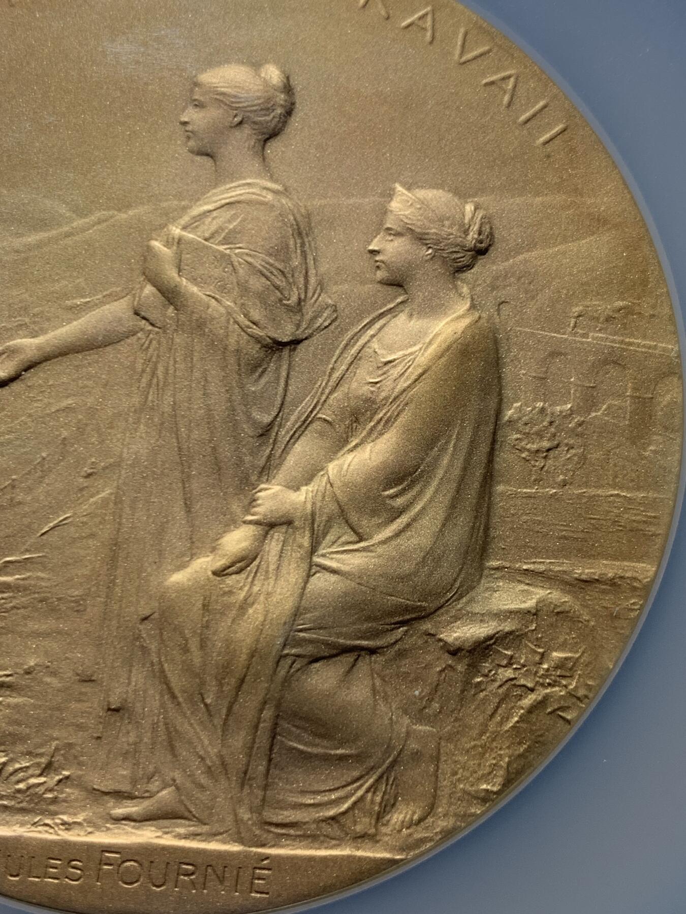 《竞宝斋》第454场 周日，周一 2场连拍 （全场包邮，欢迎送拍） 唯一冠军分 NGC MS67 法国 1900 法兰西银行百年纪念镀金大银章 奥斯卡·罗蒂大师的扛鼎之作（银镀金版本） 大盒加厚盒 状态极美 顶级高分