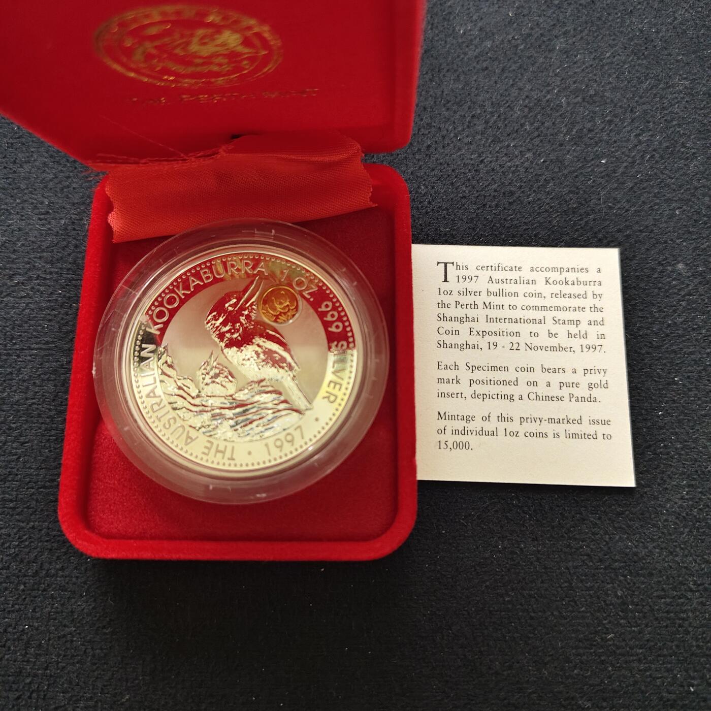 【全场包邮】纯粹捡漏拍493场 【镶嵌金】澳大利亚1997年1元翠鸟1盎司999纯银镶嵌纯金熊猫克朗型纪念银币-盒证全【纯银31.1克纯银价约560元（按18元银价折算）+纯金0.5克纯金价约500元（按1000元金价折算）】