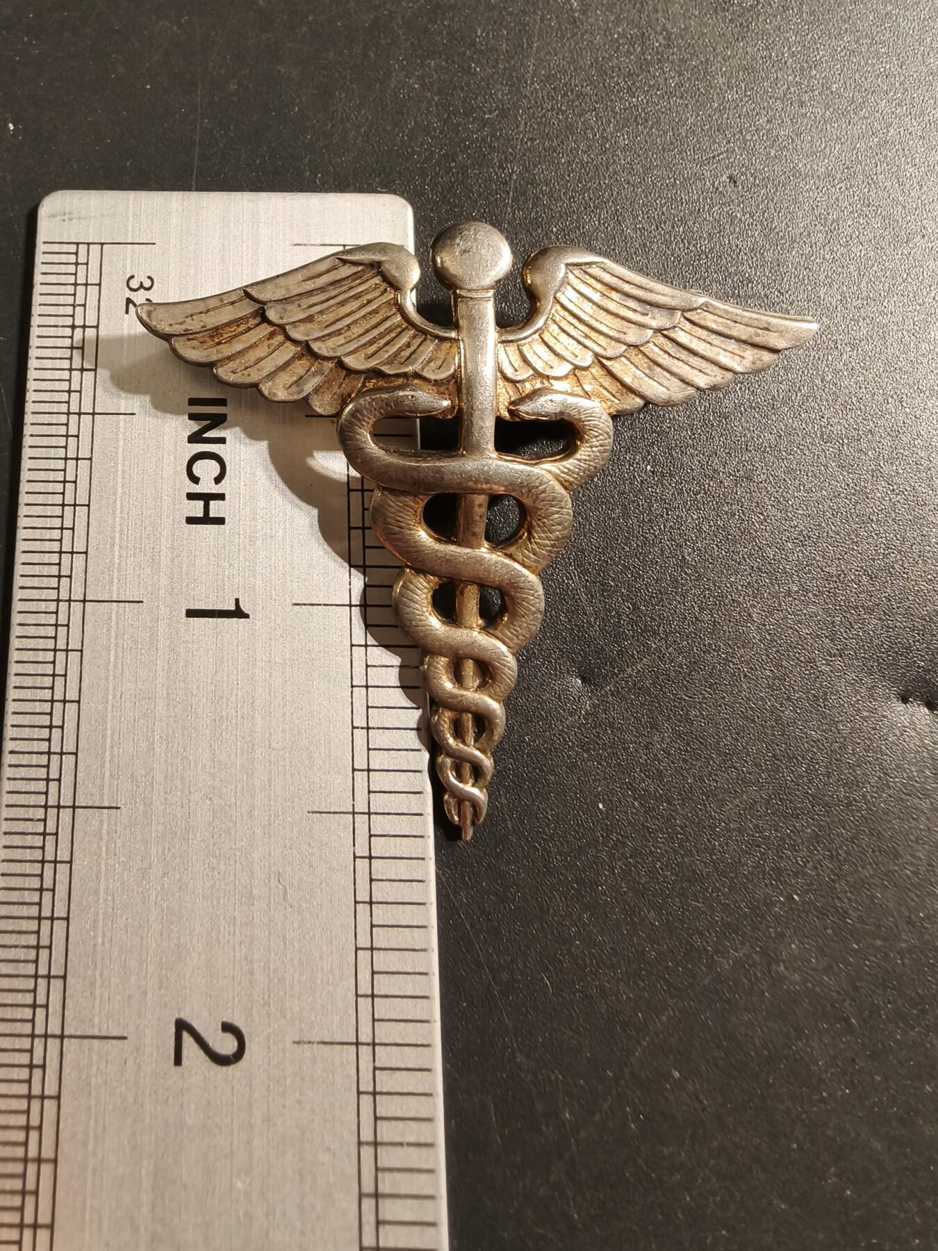 老王徽章第174期 美国军医证章     二战时期横针版   少见大尺寸1.75×1.5英寸     7.7g     925银镀金