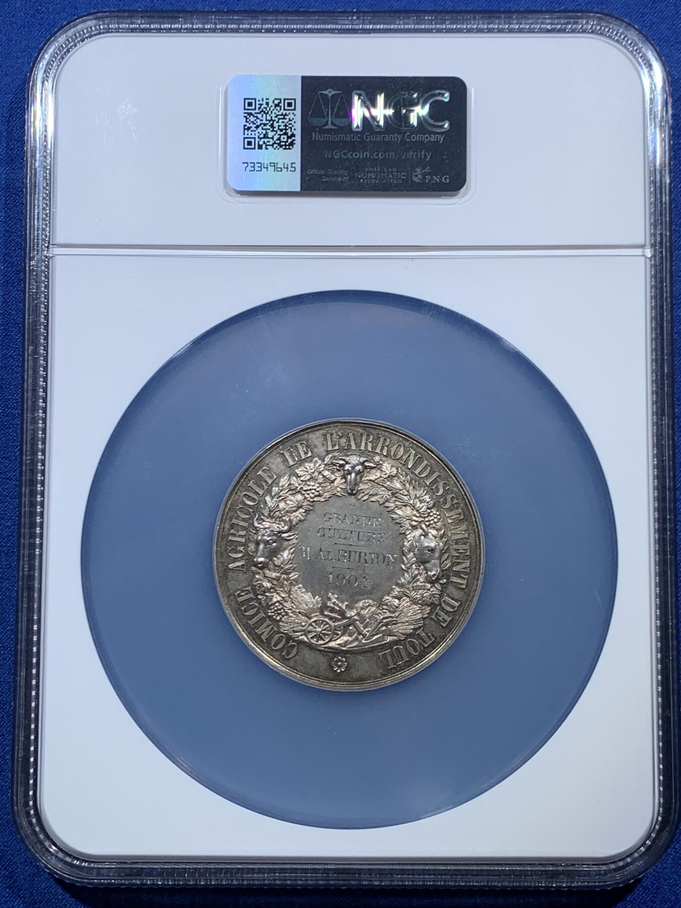 《竞宝斋》第454场 周日，周一 2场连拍 （全场包邮，欢迎送拍） NGC MS63 法国1904年图尔奈农业竞赛银质奖章 50mm大银章 欧陆金色包浆 品相状态一流 NGC大盒装