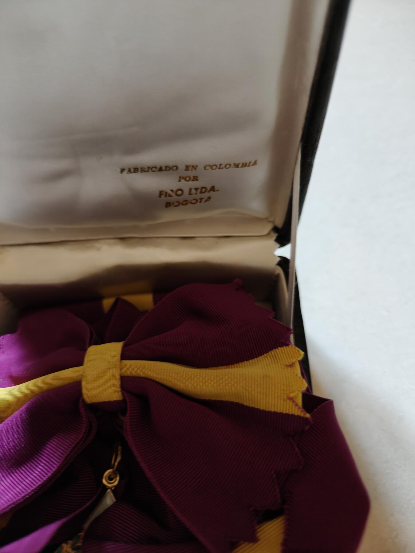 老王徽章第174期 巴拿马大十字级瓦斯科·努涅兹·德·巴尔博亚勋章     少见哥伦比亚珠宝商代工版本    原盒     银质镀金珐琅