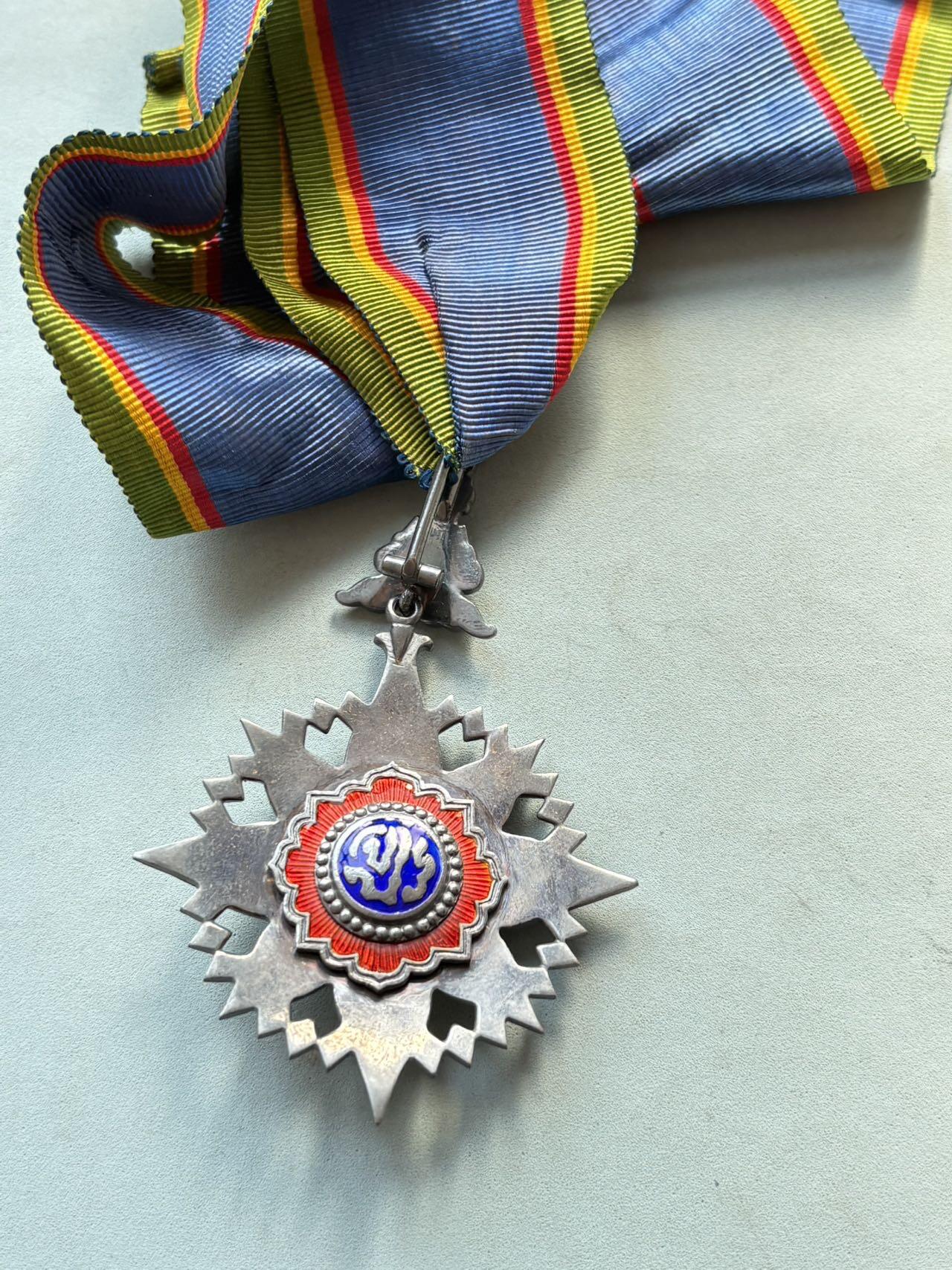 盛世勋华——号角文化勋章邮票专场拍卖第297期 泰国指挥官级王冠勋章 银制带原盒 早期版，全重41克