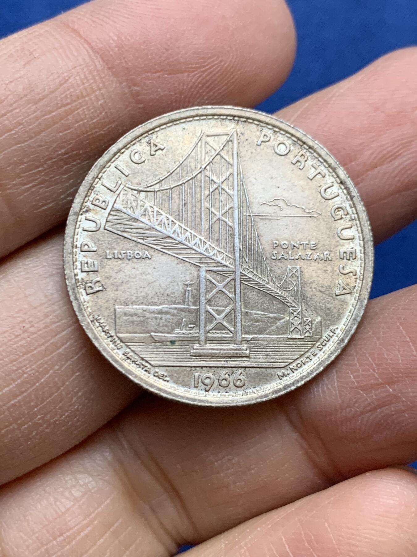 《竞宝斋》第454场 周日，周一 2场连拍 （全场包邮，欢迎送拍） 葡萄牙1966年萨拉查大桥落成20埃斯库多纪念银币 重10克