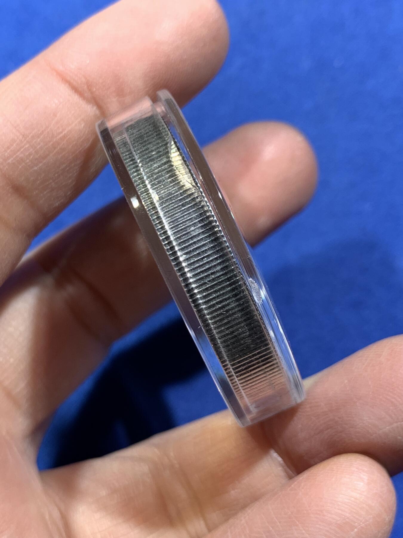 《竞宝斋》第454场 周日，周一 2场连拍 （全场包邮，欢迎送拍） 纽埃2022年伊丽莎白女王2盎司加厚纪念银币，是为缅怀2022年9月逝世的英女王打造，币面铭刻其1952年登基到2022年离世的岁月，融合女王不同人生阶段的经典形象。银币以999纯银铸造，重2盎司，采用加厚高浮雕与曲面精铸工艺，直径40mm，法定面值5新西兰元，全球仅限量发行700枚，该枚编号340，带原盒，证书，是兼具纪念意义与稀缺性的贵金属藏品。