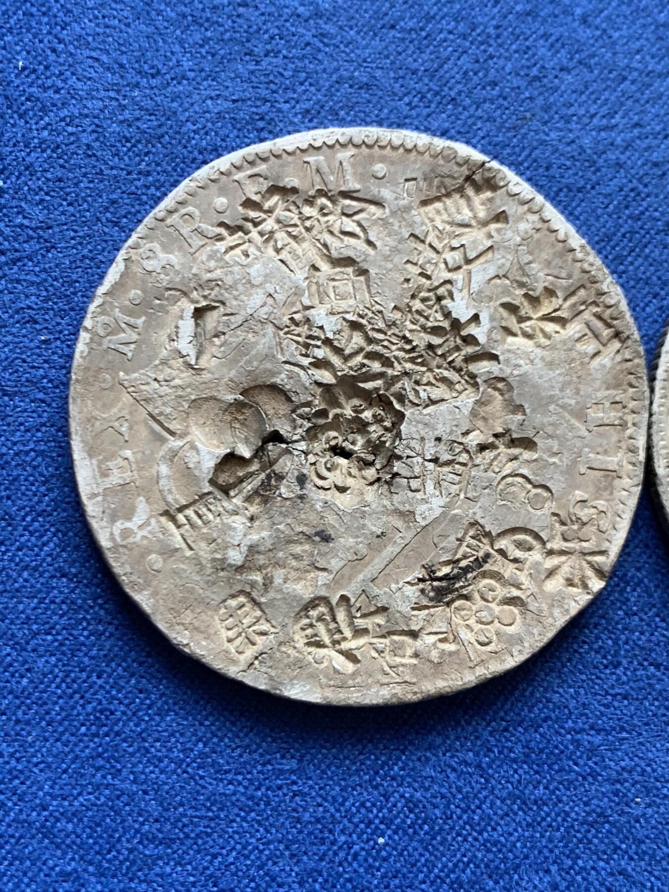 《竞宝斋》第454场 周日，周一 2场连拍 （全场包邮，欢迎送拍） 两枚一组 烂版银元 总重50.6克