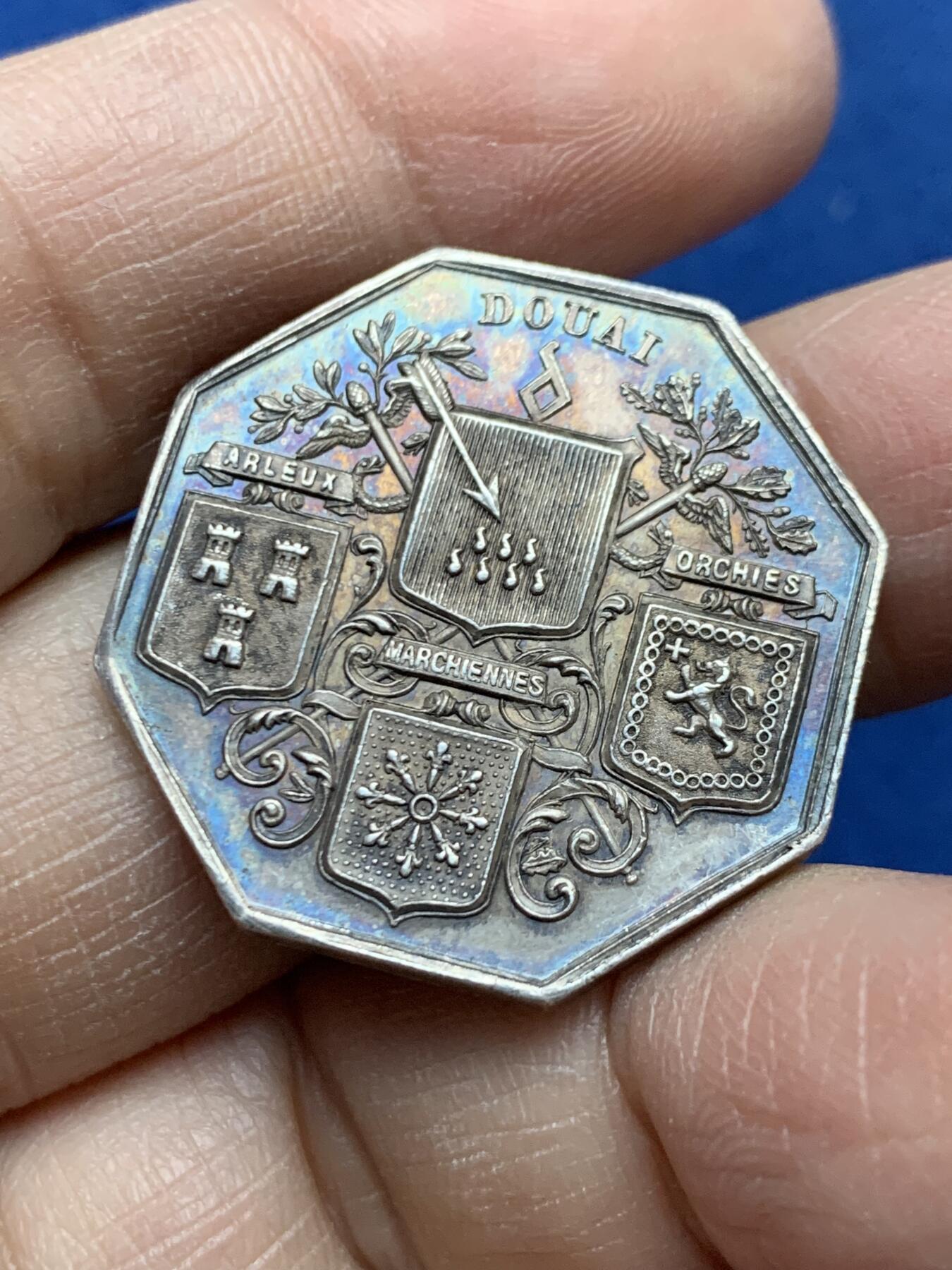 《竞宝斋》第454场 周日，周一 2场连拍 （全场包邮，欢迎送拍） 法国杜埃商会(阿尔勒，奥尔希，马尔谢纳三地联盟)八角银质代币，29MM，12.85克，丰饶角边铭