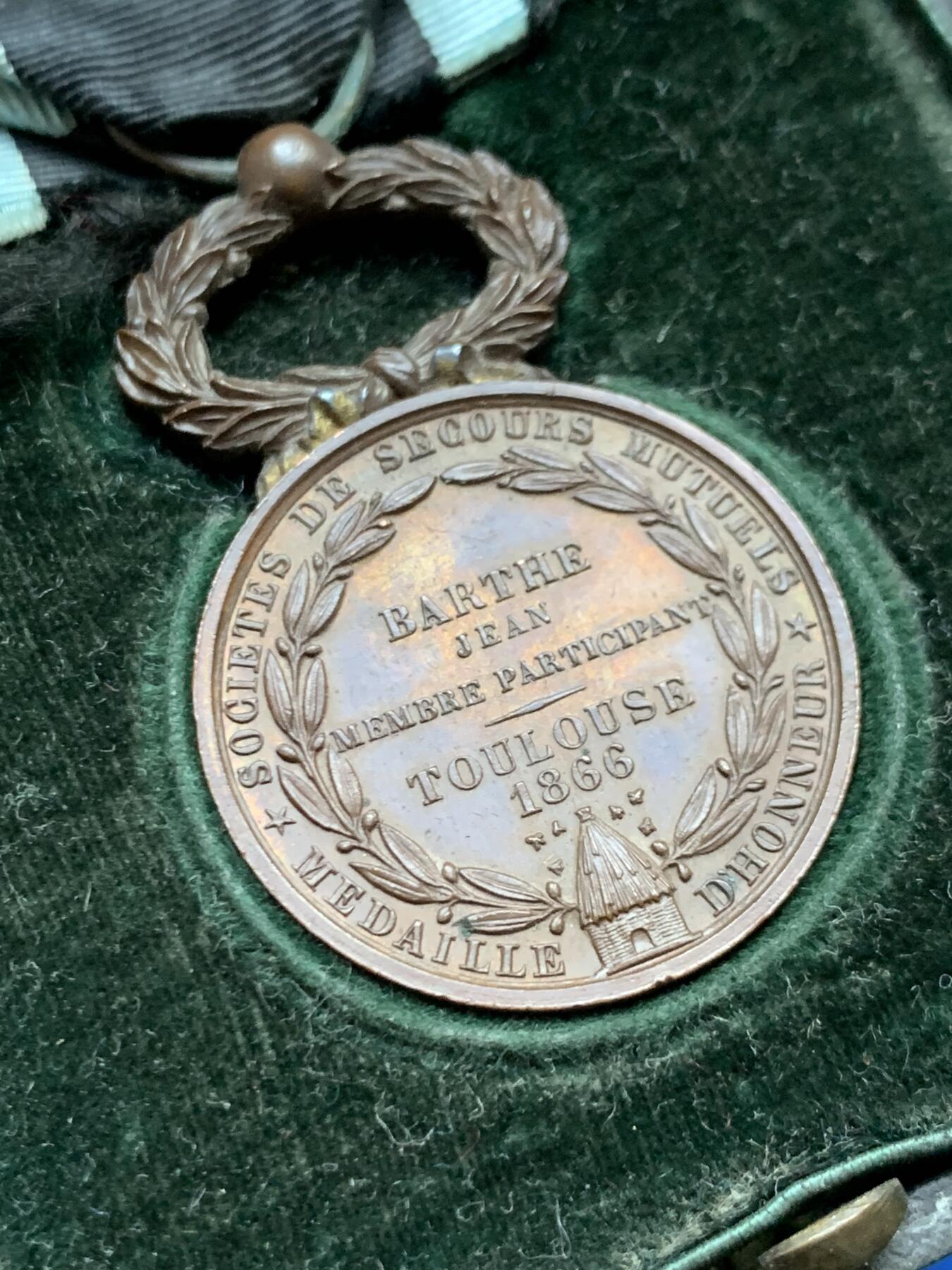 《竞宝斋》第454场 周日，周一 2场连拍 （全场包邮，欢迎送拍） 1866年法国互助会荣誉勋章 带原盒 总重14.1克