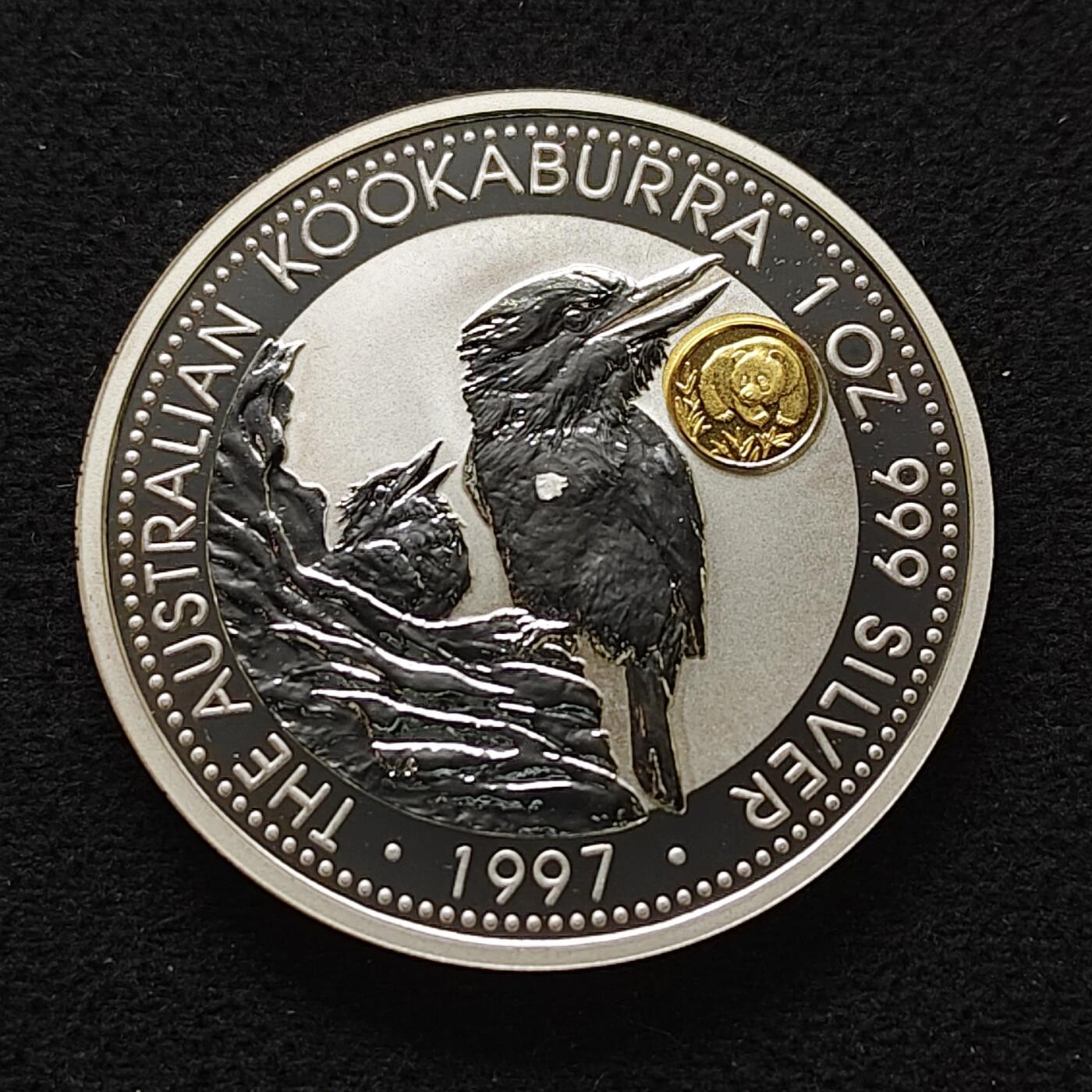 【全场包邮】纯粹捡漏拍493场 【镶嵌金】澳大利亚1997年1元翠鸟1盎司999纯银镶嵌纯金熊猫克朗型纪念银币-盒证全【纯银31.1克纯银价约560元（按18元银价折算）+纯金0.5克纯金价约500元（按1000元金价折算）】