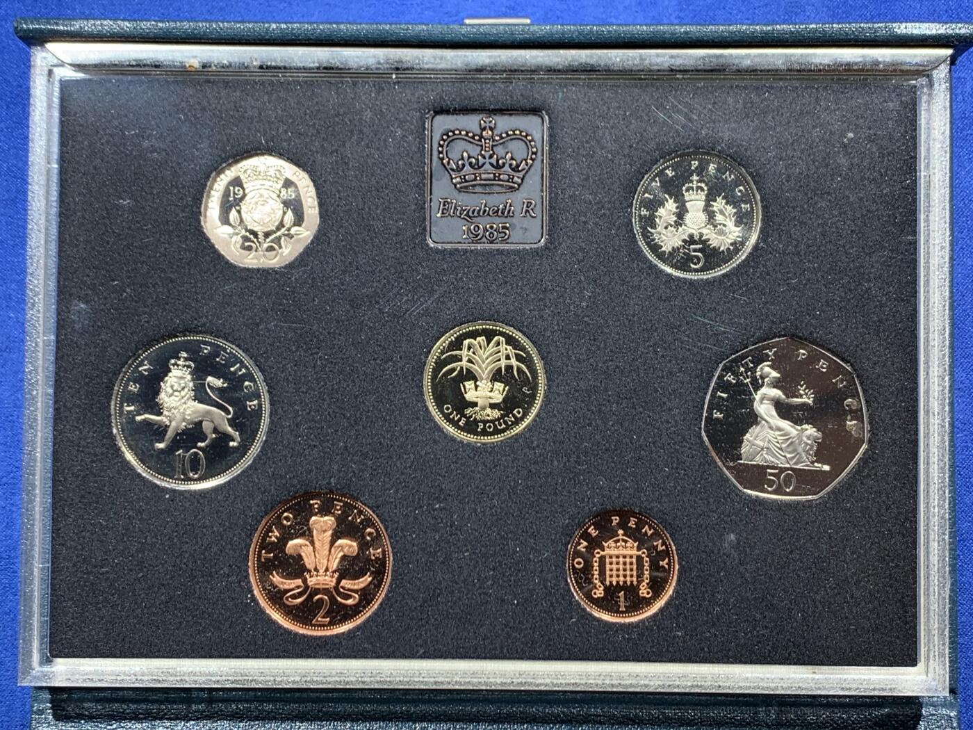 《竞宝斋》第454场 周日，周一 2场连拍 （全场包邮，欢迎送拍） 英国1985年伊丽莎白二世精致套币，带证书。