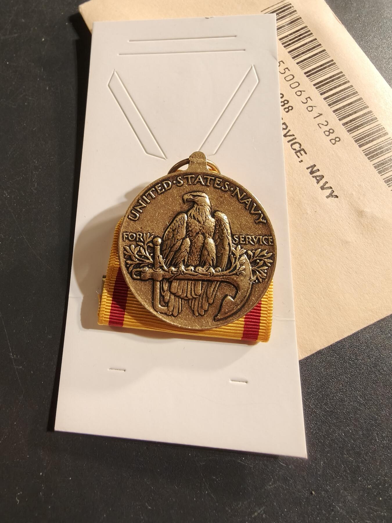 老王徽章第174期 美国海军二战中国服役奖章    原纸袋