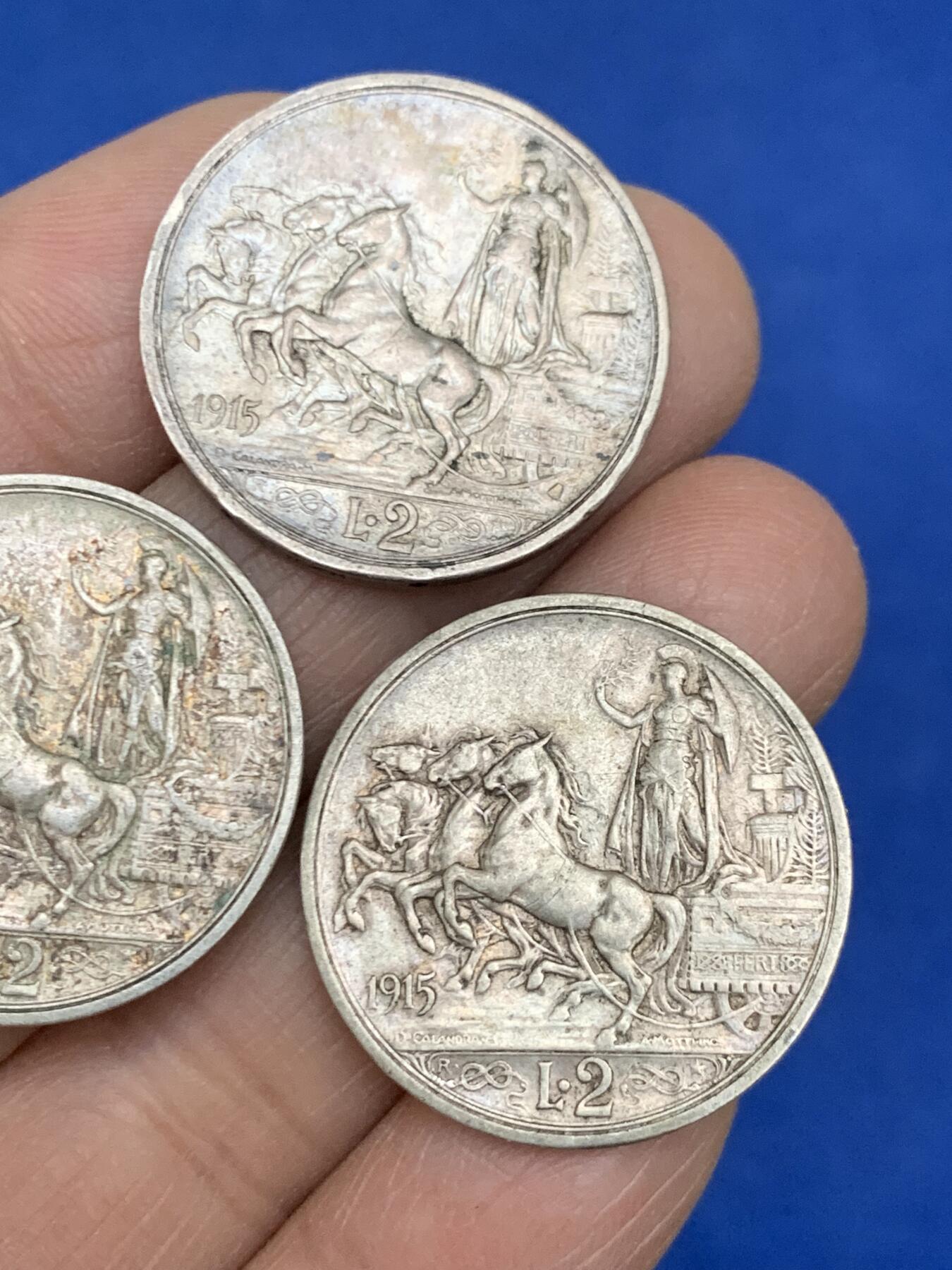 《竞宝斋》第454场 周日，周一 2场连拍 （全场包邮，欢迎送拍） 三枚一组 意大利1915年马车女神2里拉银币 27mm 总重29.9克