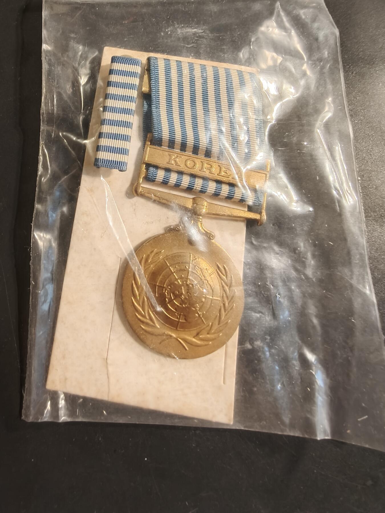 老王徽章第174期 美国联合国韩战奖章    带略未拆封